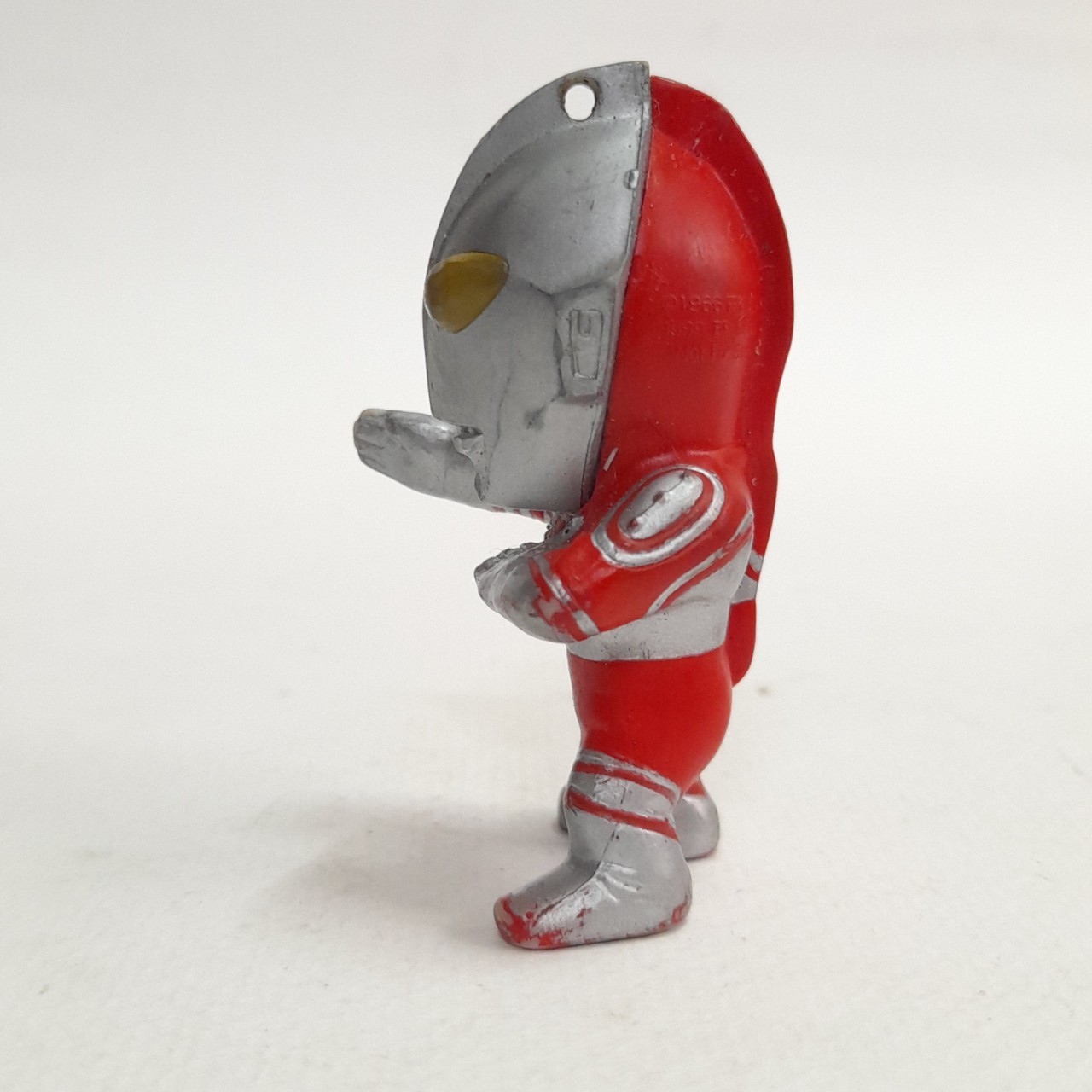 มีหลายภาพมีหลายภาพ **มีรอยสีถลอกตามภาพ ,ฟิกเกอร์ยางตัน อดีตพวงกุญแจ อุลตร้าแมนโซฟี่ ขนาดตามรูป มือสองสภาพมีรอยบ้าง มีตราปั๊ม