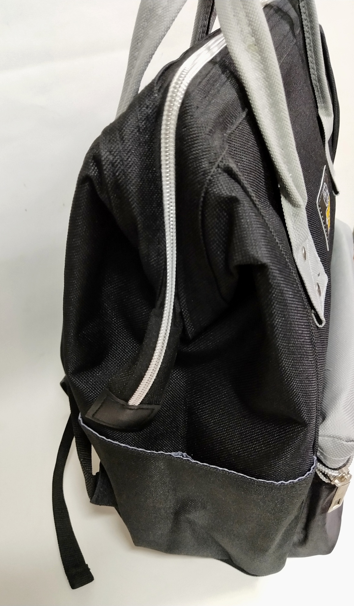 กระเป๋าเป้ลายสตาร์วอร์ +หูหิ้ว Star Wars ,tsum มีโครงเหล็ก บริเวณปากกระเป๋า ขนาดประมาณ 15"*9.5", ของแท้ ใหม่ **ป้ายหลุดหาย