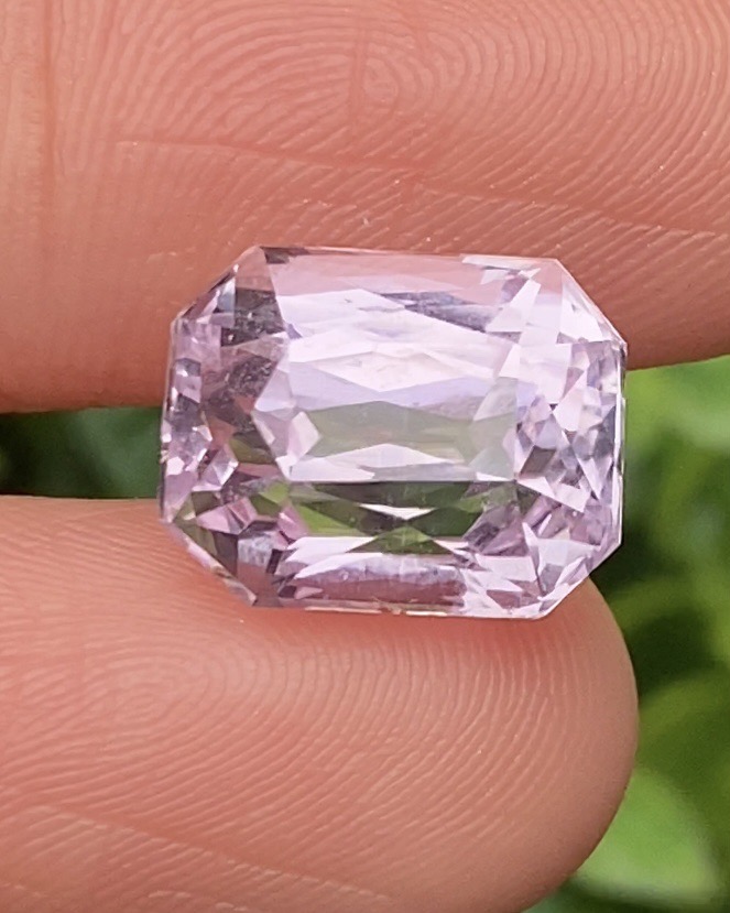 พลอย คุนไซท์ Kunzite 9.05 กะรัต (Cts.) พลอยแท้อัญมณีมงคล ประจําวันเกิด เครื่องประดับพลอย
