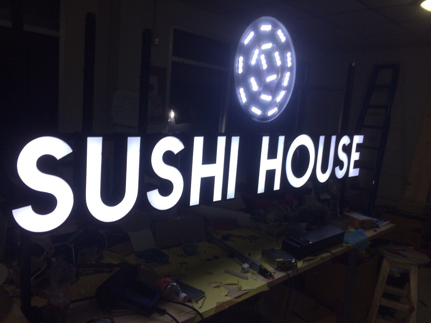 ป้ายไฟออกหน้า SUSHI HOUSE