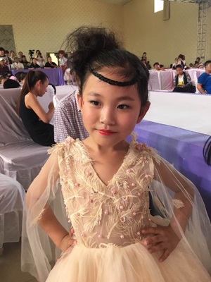 Pre-order ชุดราตรีเด็ก แขนกุด แต่งขนนกช่วงบน กระโปรงตาข่าย เชือกผูกหลัง น่ารักมาก