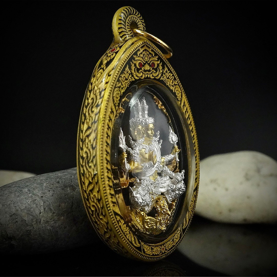 บริการเลี่ยมแบบมีลายขอบข้าง No.A สีทอง (แบบห้อยคอ ขนาดพระไม่เกิน 5 เซนติเมตร) ** ลูกค้าส่งงานมาเลี่ยมที่ร้าน ระยะเวลาเลี่ยมประมาณ 3-5 วัน ไม่รวมระยะเวลาจัดส่ง **