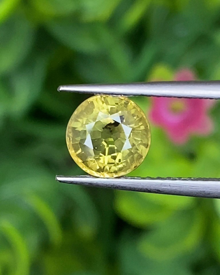 พลอย บุษราคัม Yellow Sapphire 2.01 กะรัต (Cts.) พลอยแท้ อัญมณีมงคลประจําวันเกิด เครื่องประดับพลอย