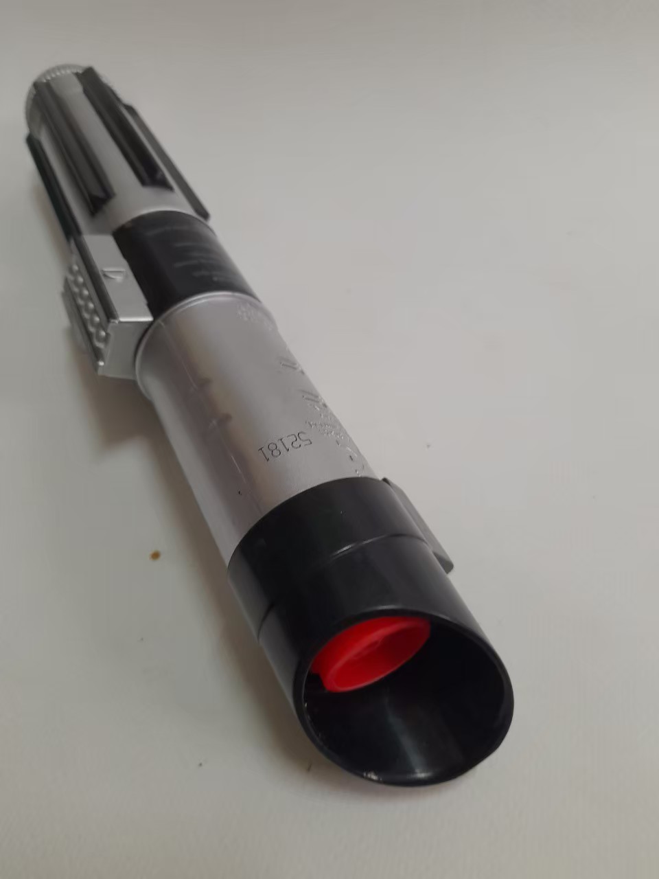 ดาบ ไลท์เซเบอร์ ของ ดาร์ธเวเดอร์ สีแดง ดาบยืดหดได้ มือสองสภาพดีมีรอยบ้าง ขนาดตามรูป