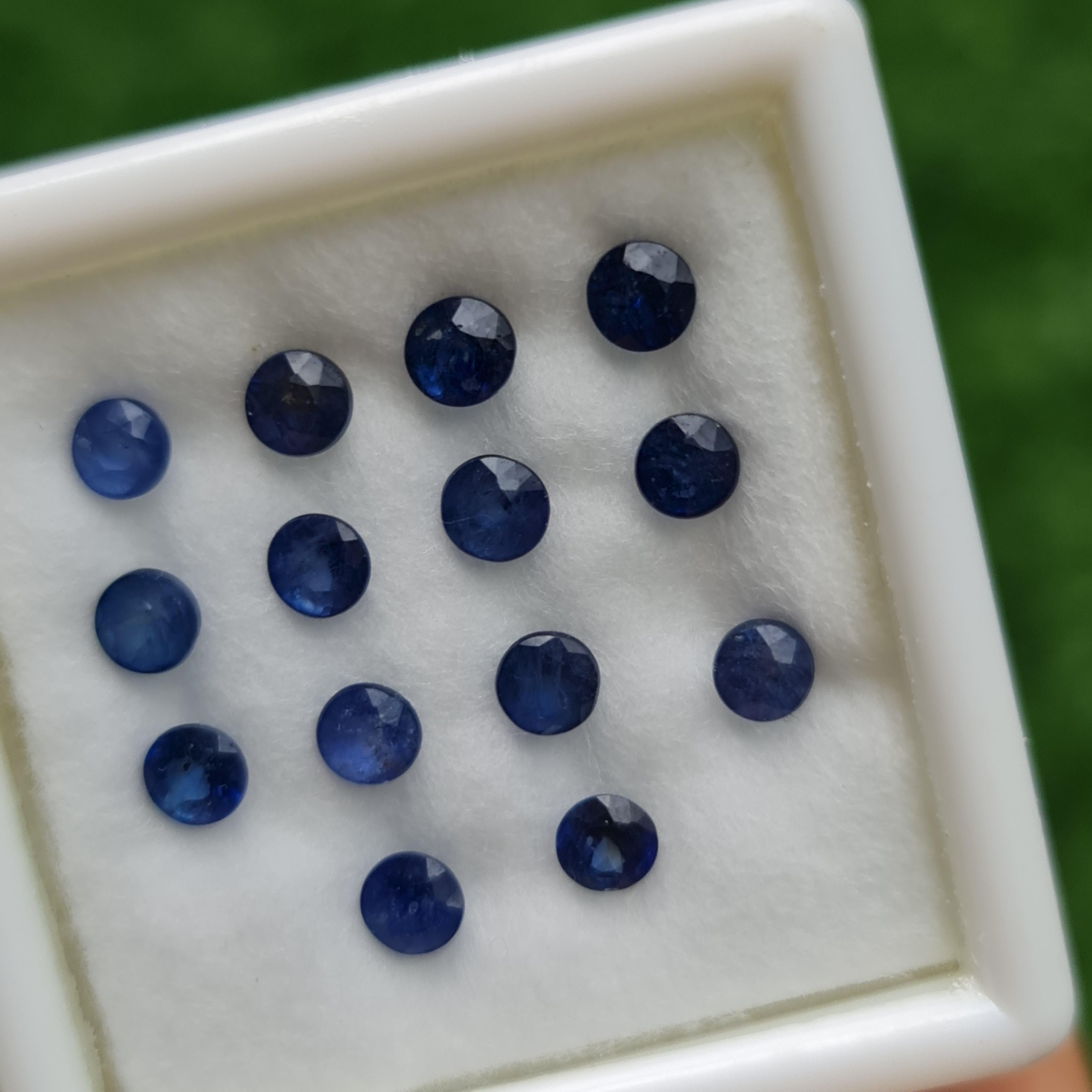 พลอย ไพลิน blue sapphire 4.52 กะรัต (Cts.) 14 เม็ด (pcs.) พลอยแท้ อัญมณีมงคลประจําวันเกิด เครื่องประดับพลอย