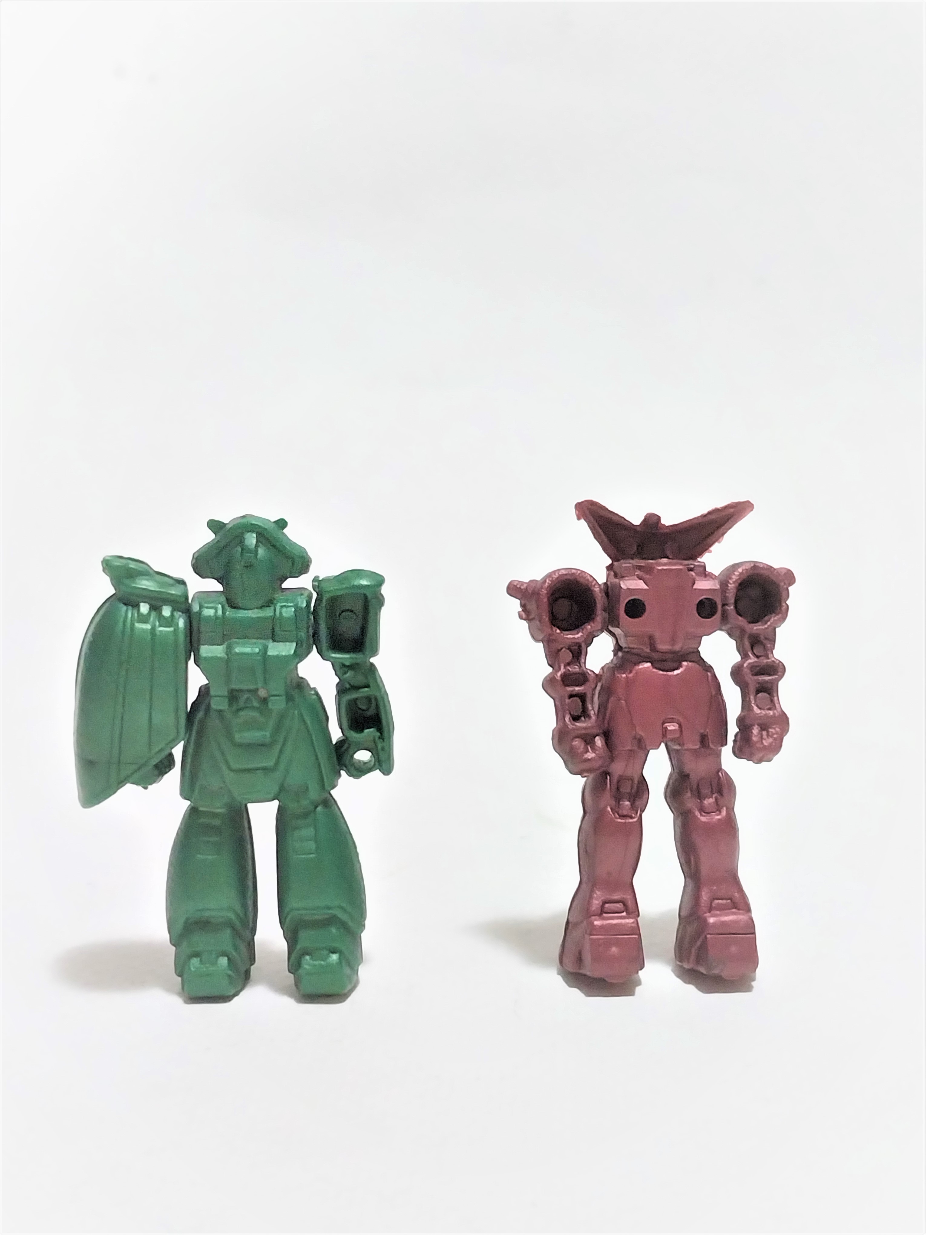 มีหลายภาพ หุ่นยนต์พลาสติก 2 ตัว