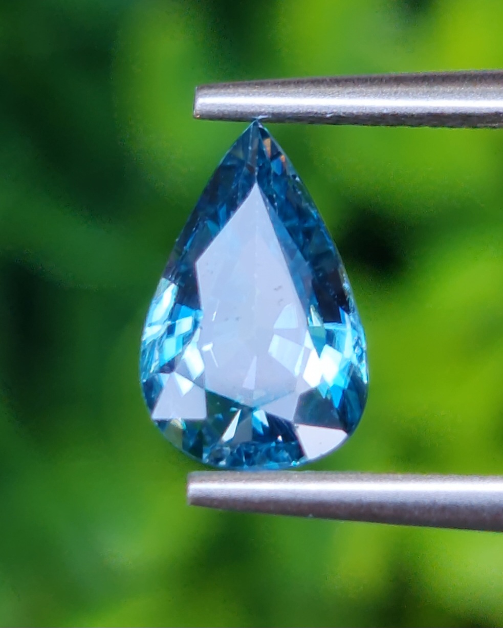 พลอย เพทาย (Zircon) 2.11 กะรัต (Cts.) พลอยแท้ อัญมณีมงคลประจําวันเกิด เครื่องประดับพลอย