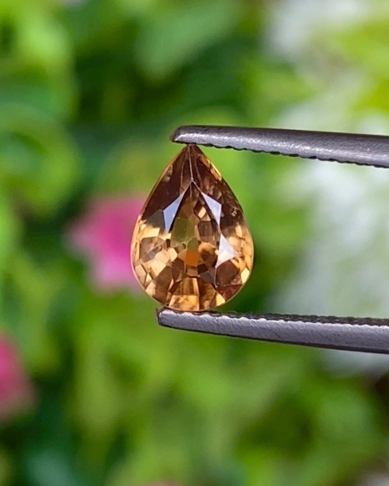 พลอย เพทาย (Zircon) 1.34 กะรัต (Cts.) พลอยแท้ อัญมณีมงคลประจําวันเกิด เครื่องประดับพลอย