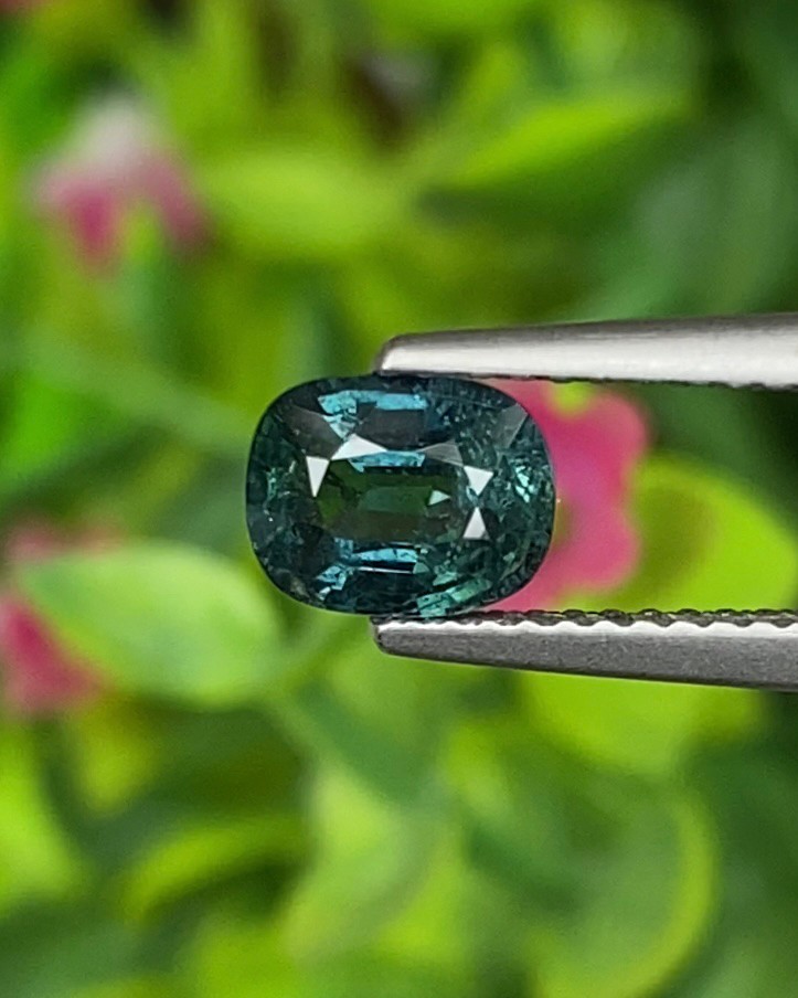 พลอย เขียวส่อง (Green Sapphire) 1.27 กะรัต (Cts.) ดิบ พลอยแท้ อัญมณีมงคลประจําวันเกิด เครื่องประดับพลอย