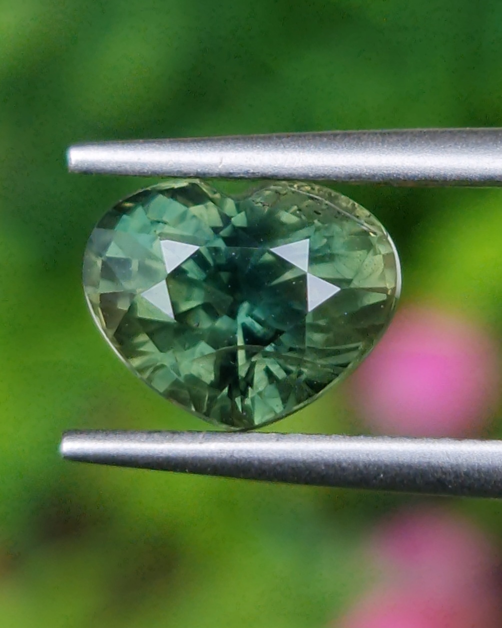 พลอย เขียวส่อง Green Sapphire 2.21 กะรัต (Cts.) พลอยแท้ อัญมณีมงคลประจําวันเกิด เครื่องประดับพลอย