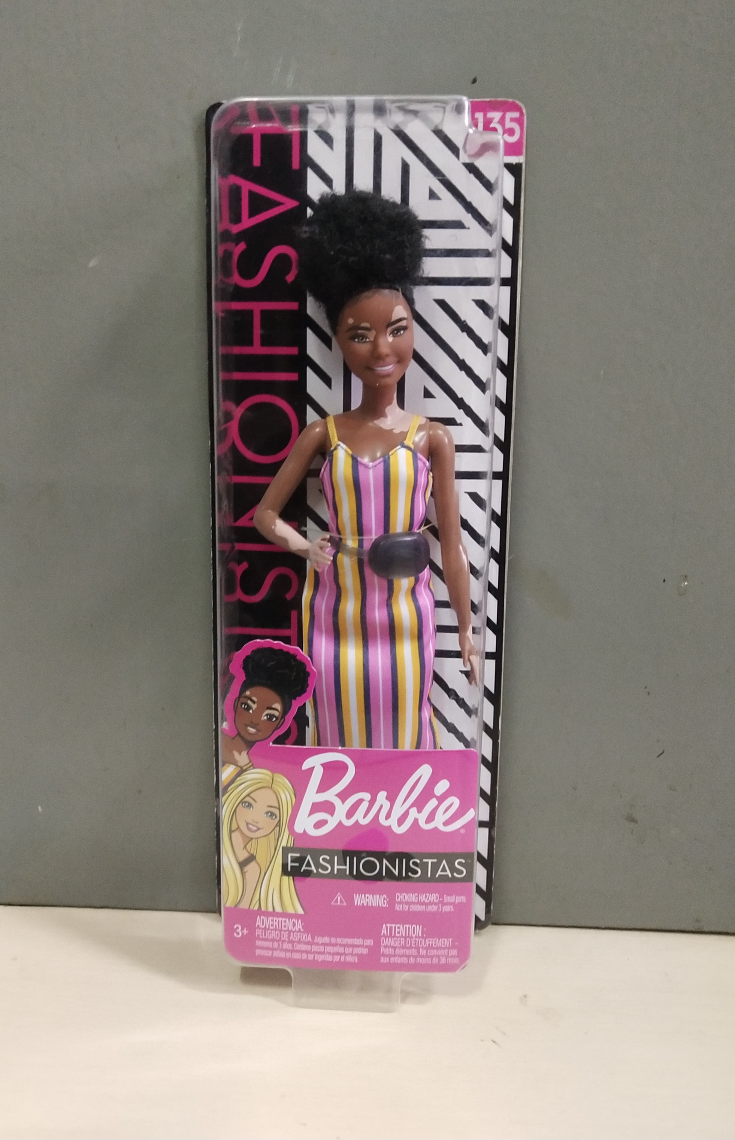มีหลายภาพ ตุ๊กตาบาร์บี้เป็นโรคด่างขาว the Barbie Fashionistas Doll #135, notable for featuring vitiligo.
