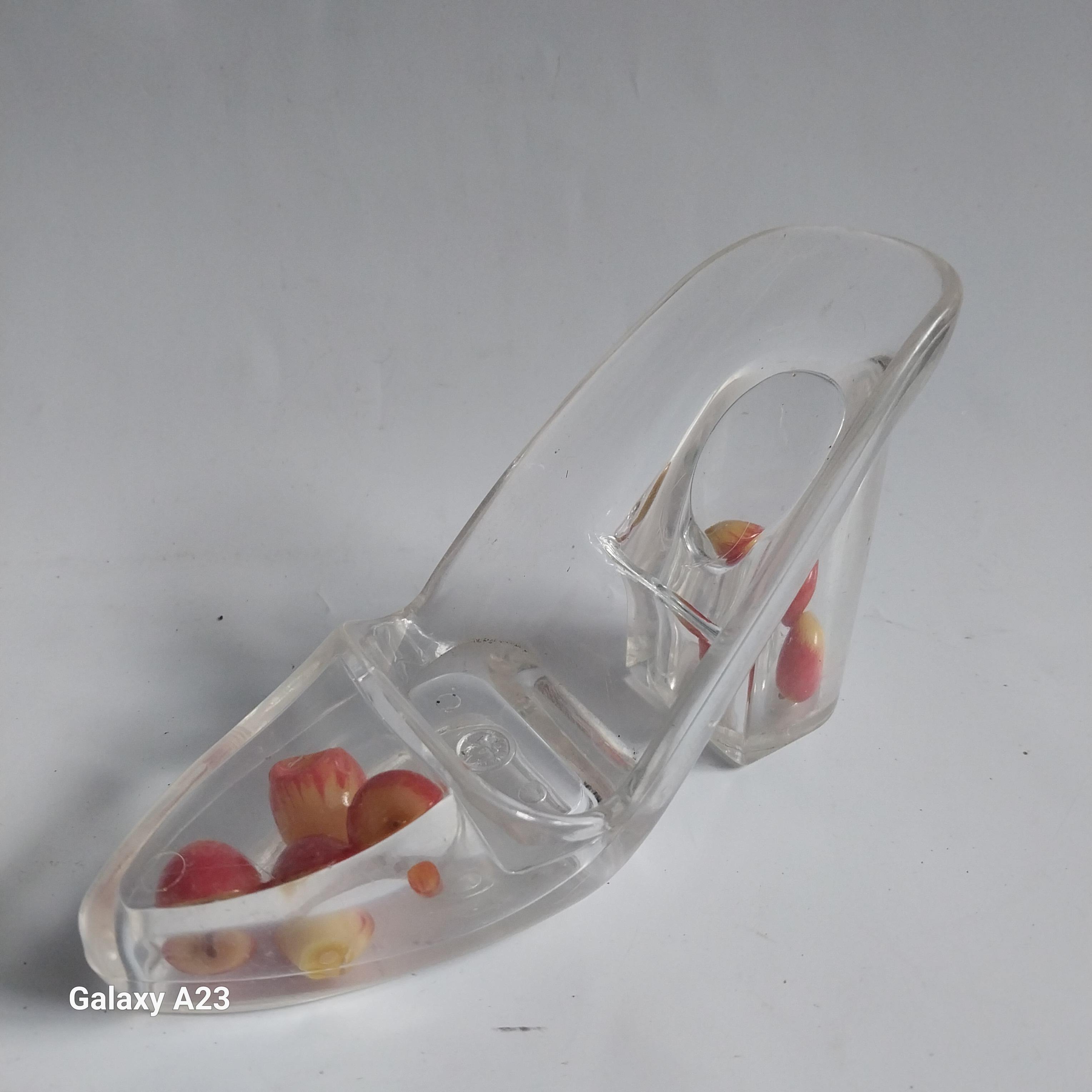 มีหลายภาพ โมเดลรองเท้าแก้ว ตกแต่งภายในด้วยลูกสตอเบอรี่สีแดง ขนาดประมาณ 5 นิ้ว ตามภาพ