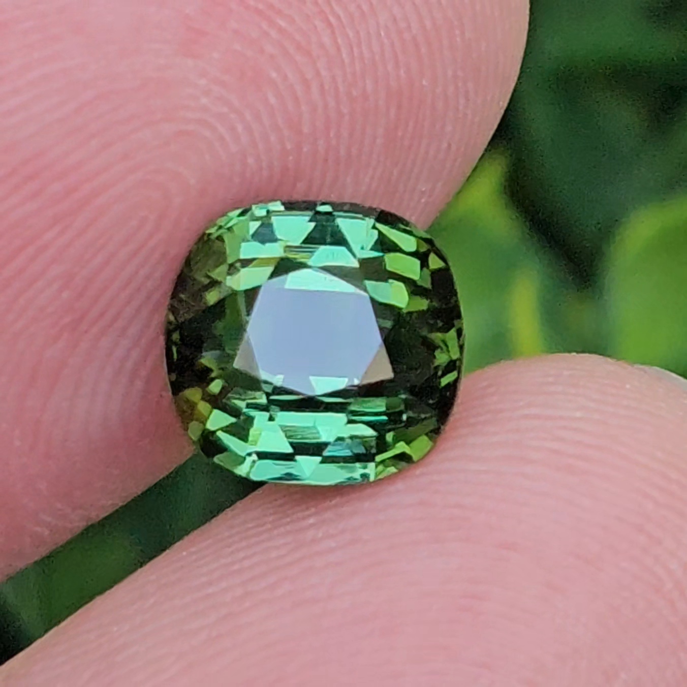 พลอย กรีน ทัวร์มารีน (Green Tourmaline) 2.85 กะรัต (Cts.) อัญมณีมงคลประจําวันเกิด เครื่องประดับพลอย