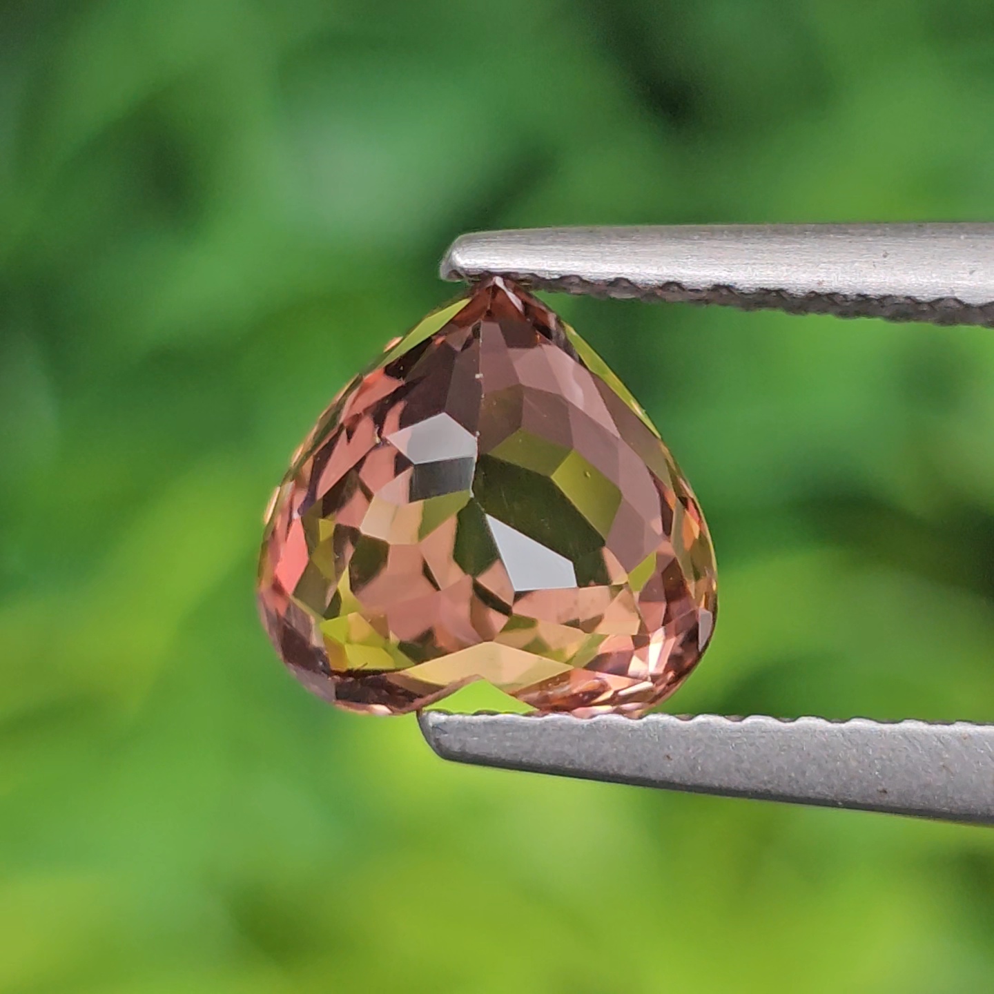 พลอย ทัวร์มาลีน Tourmaline 2.02 กะรัต (Cts.) ลอยแท้ อัญมณีมงคลประจําวันเกิด เครื่องประดับพลอย