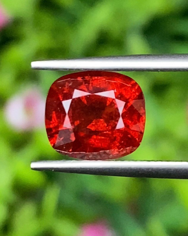 พลอย สปิเนล (Spinel) 3.41 กะรัต (Cts.) ดิบ (Unheated) พลอยแท้ อัญมณีมงคลประจําวันเกิด เครื่องประดับพลอย