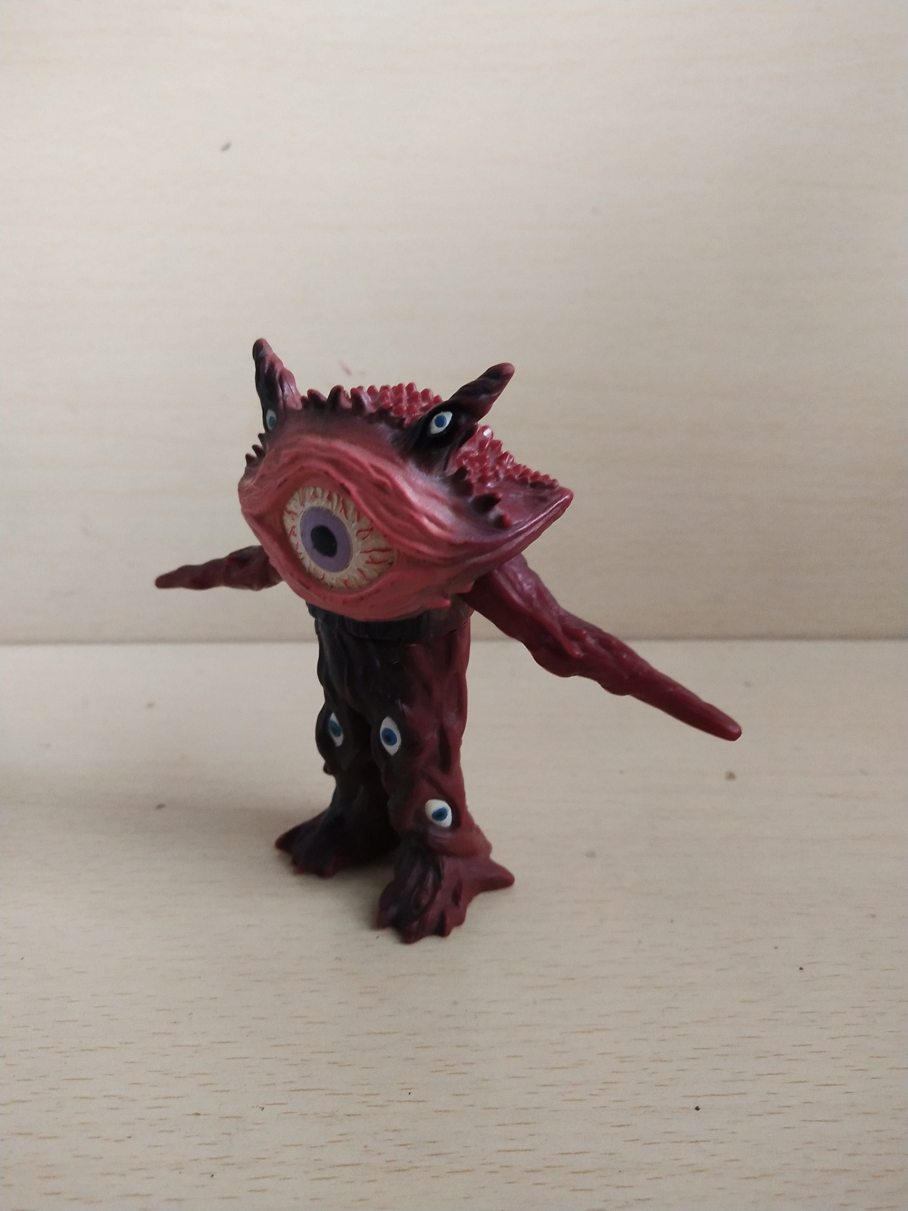 มีหลายภาพ ซอฟ 4 นิ้ว สัตว์ประหลาด กันคิว (GUN Q) ศัตรูของ อุลตร้าแมนไกอา สภาพดี มีรอยบ้าง