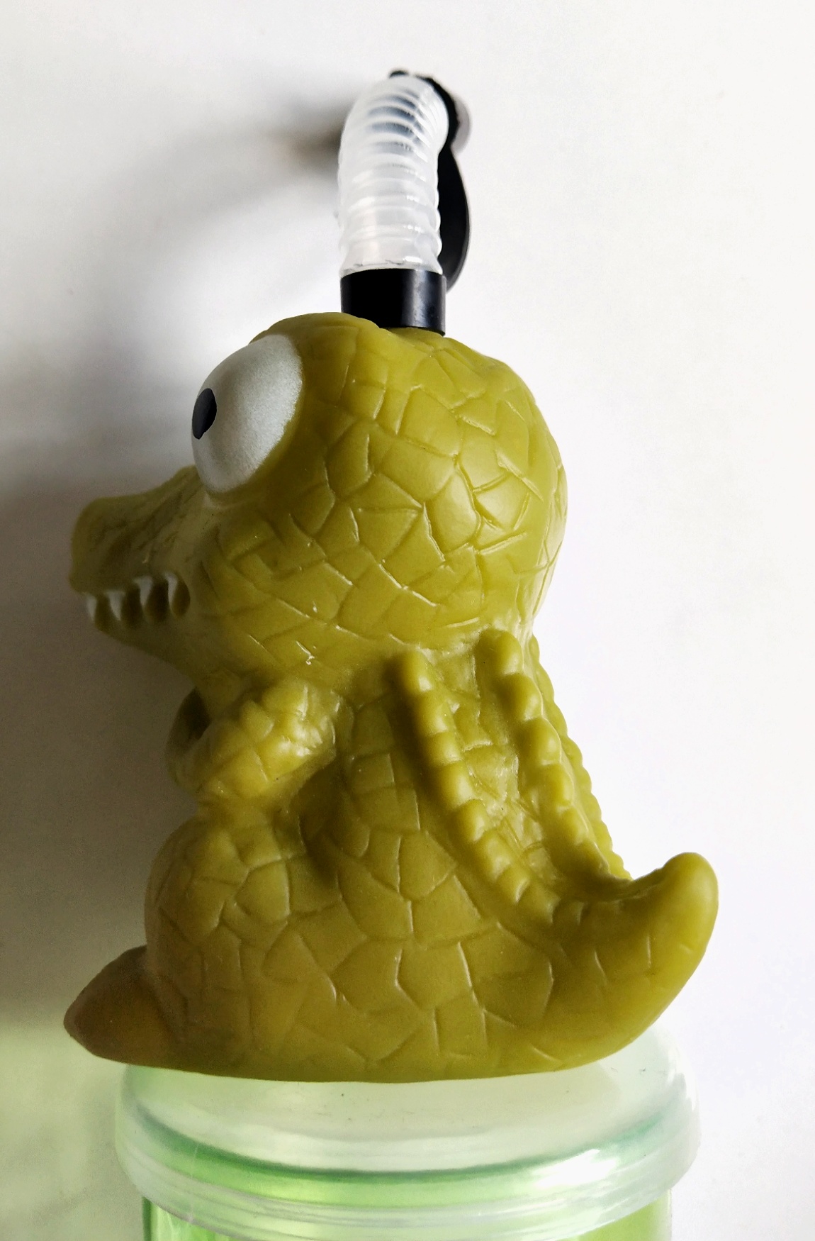 กระบอกใส่น้ำ ขวดน้ำพลาสติกใส พร้อมท็อปเปอร์ไดโนเสาร์สีเขียว ของสะสมจากบิ๊กซี