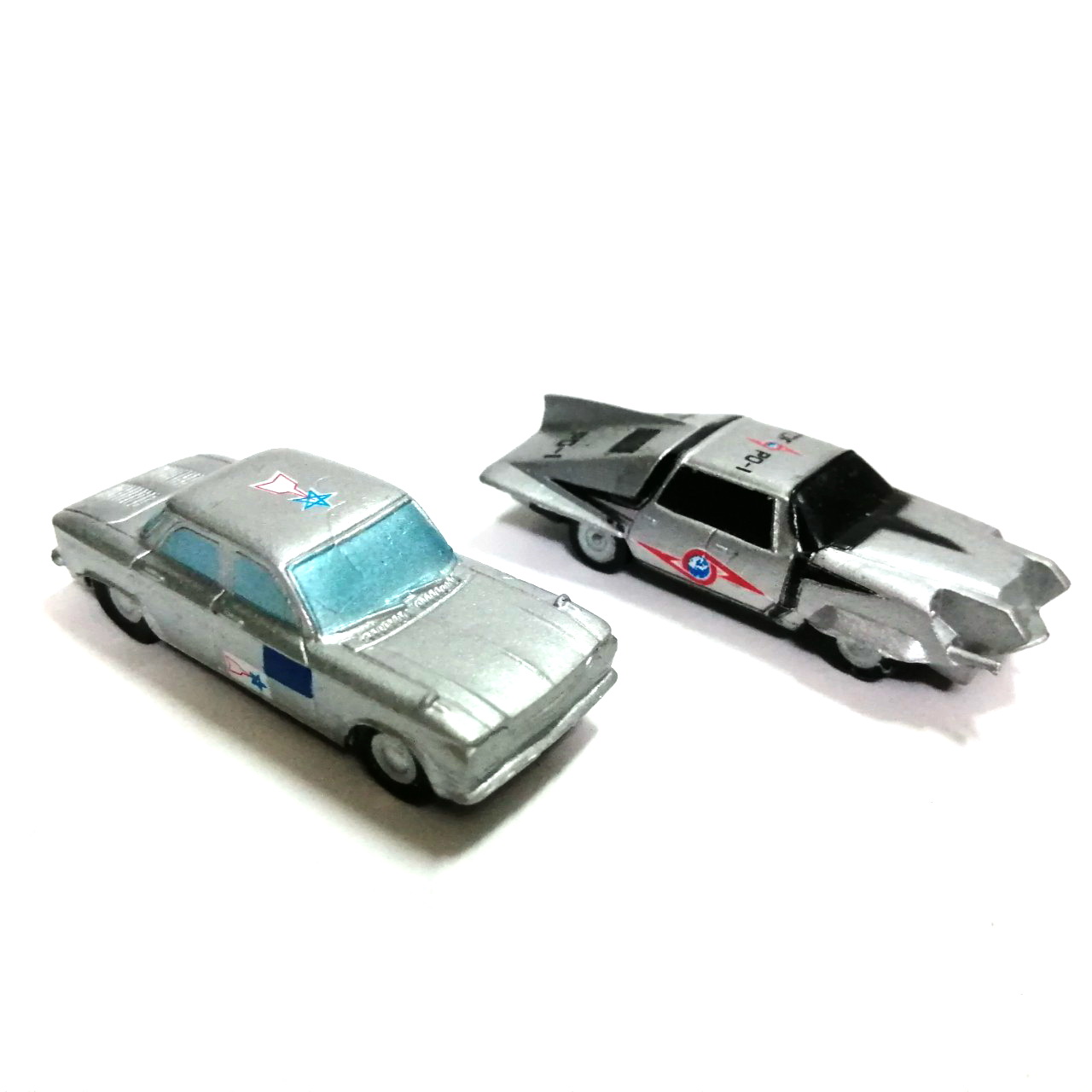 ของสะสม รถหน่วย SSS ของ อุลตร้าแมน และ พ้อยเตอร์ 1 ของหน่วยTDFอุลตร้าเซเว่น เป็นยางตัน มีรอยบ้าง เก่าตามเวลา ขายคู่ 2 ชิ้น