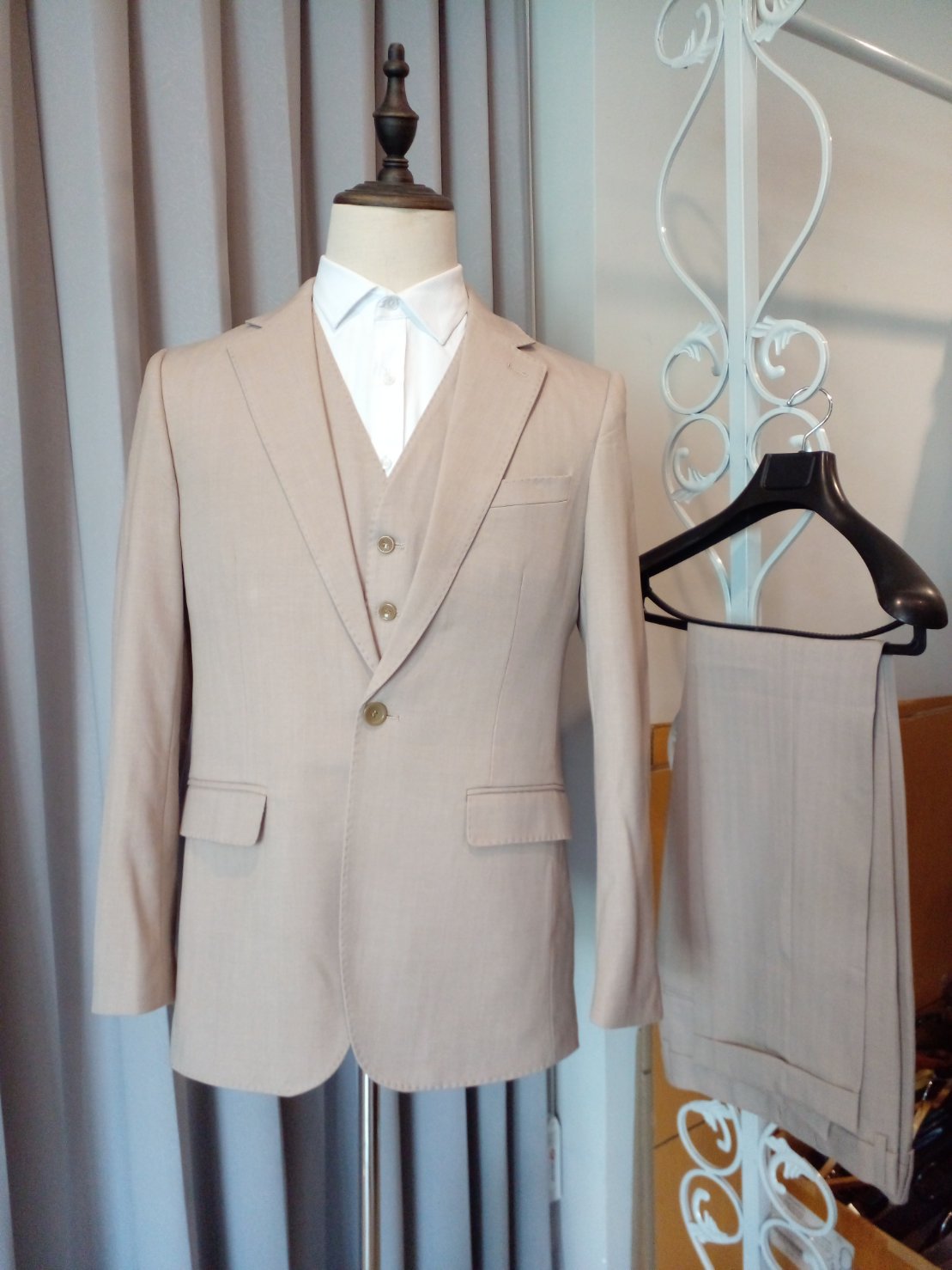 เช่า ชุดสูทชาย งานเนียบ แบบเรียบหรู สีเบจ พร้อมเสื้อกั๊ก