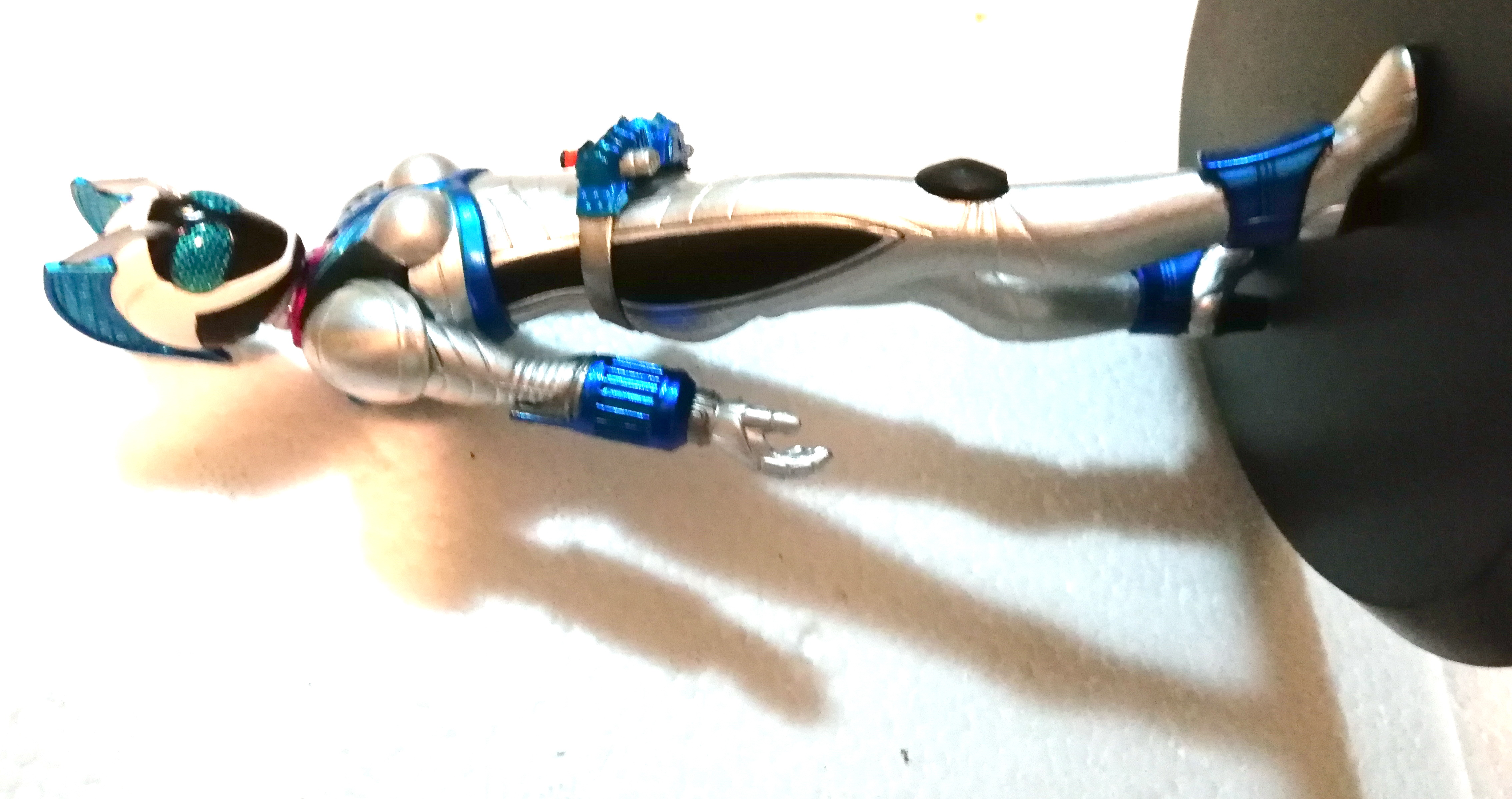 ของสะสม มาสค์ ไรเดอร์นาเดชิโกะ Nadeshiko ไรเดอร์ผู้หญิงคนเดียว จากซีรีย์คาเมนไรเดอร์โฟเซ่ Masked Rider Fourze ปรากฏตัวทั้งในทีวีซีรีย์ และ เดอะมูฟวี่ ตัวนี้เป็นตุ๊กตาเครนเกม พลาสติกลงสีสำเร็จพร้อมฐาน ขนาดสูง20ซม.รวมฐาน สภาพสะสมเก่าเก็บ