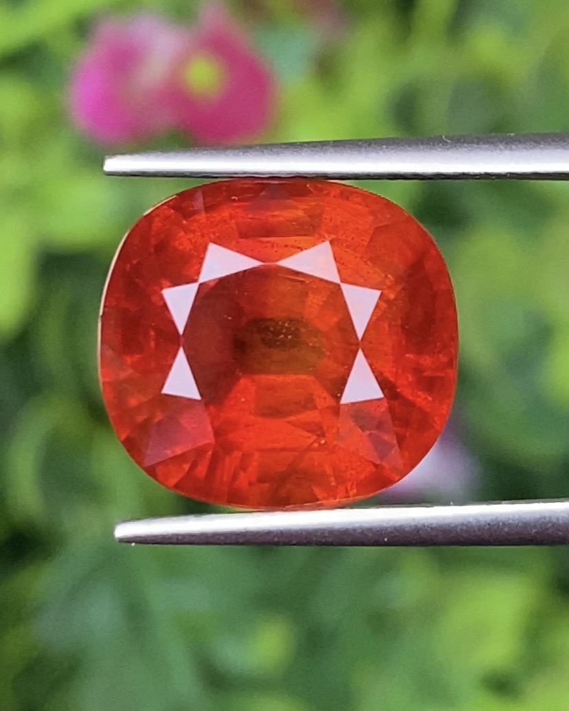 พลอย บุษราคัม yellow sapphire 10.46 กะรัต (Cts.) *สีพิเศษ ส้มหมากสุก* พร้อมใบเซอร์ พลอยแท้ อัญมณีมงคลประจําวันเกิด เครื่องประดับพลอย