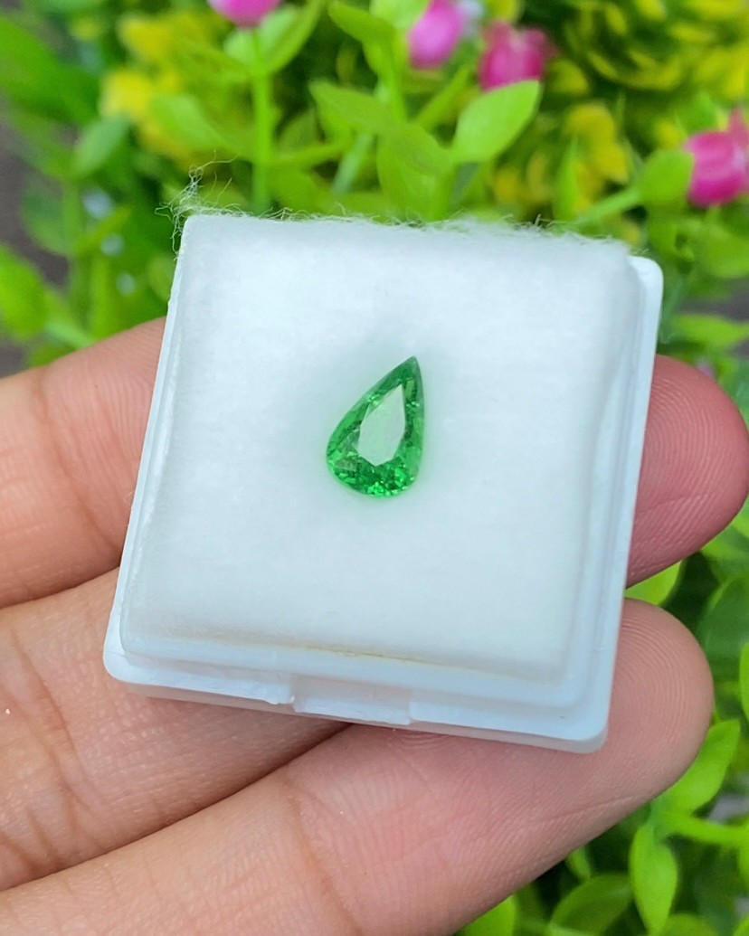 พลอย ซาโวไรท์ Tsavorite Garnet 1.33 กะรัต (Cts.) ดิบ Unheated อัญมณีมงคลประจําวันเกิด เครื่องประดับพลอย