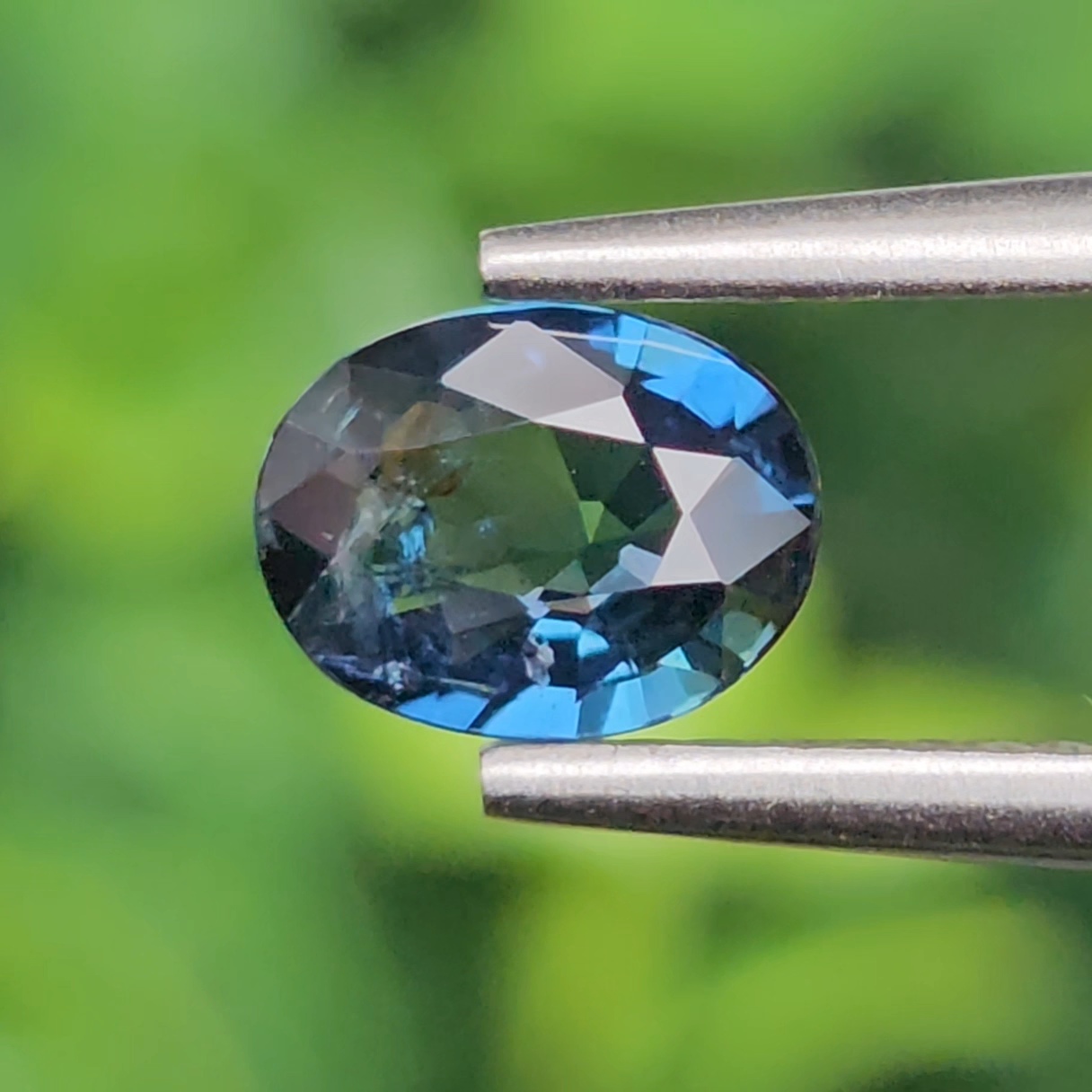 พลอย ไพลิน Greenish Blue Sapphire 0.59 กะรัต (Cts.) ดิบ (Unheated ) พลอยแท้ อัญมณีมงคลประจําวันเกิด เครื่องประดับพลอย