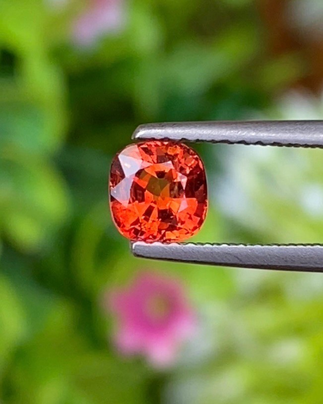 พลอย ออเรนจ์ แซฟไฟร์ Orange Sapphire 0.94 กะรัต (Cts.) พลอยแท้ อัญมณีมงคลประจําวันเกิด เครื่องประดับพลอย