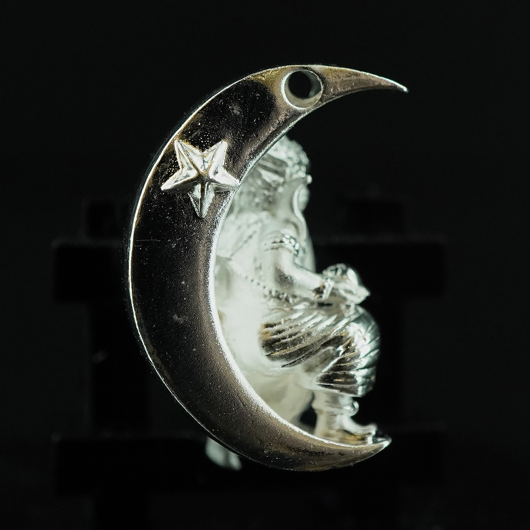 พระพิฆเนศน้อย ประทับจันทร์ รหัส 4 เนื้อสัมฤทธิ์ชุบเงินขัดเงา