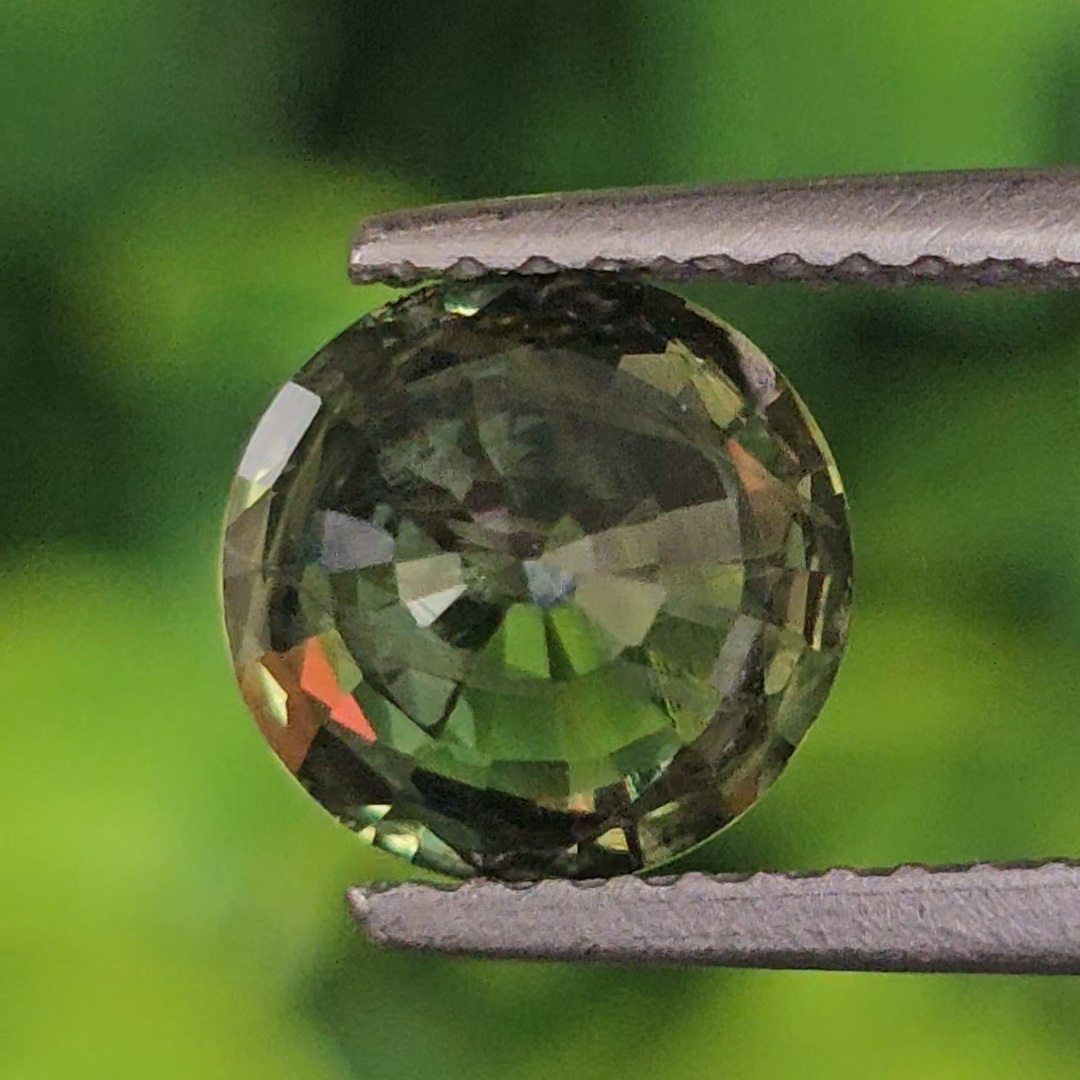 พลอย เขียวส่อง (Green Sapphire) 2.07 กะรัต (Cts.) พลอยแท้ อัญมณีมงคลประจําวันเกิด เครื่องประดับพลอย