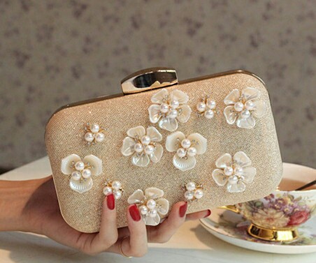 พร้อมส่ง Evening Clutch กระเป๋าออกงาน สีทอง สุดหรู แต่งดอก 3 มิติ พร้อมสายโซ่สะพายยาว และสายจับเป็นมุก สำเนา