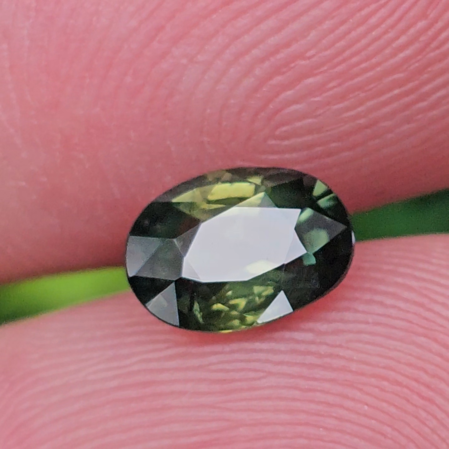 พลอย เขียวส่อง Green Sapphire 1.13 กะรัต (Cts.) ดิบ (Unheated) พร้อมใบเซอร์ (With Certificate) พลอยแท้ อัญมณีมงคลประจําวันเกิด เครื่องประดับพลอย