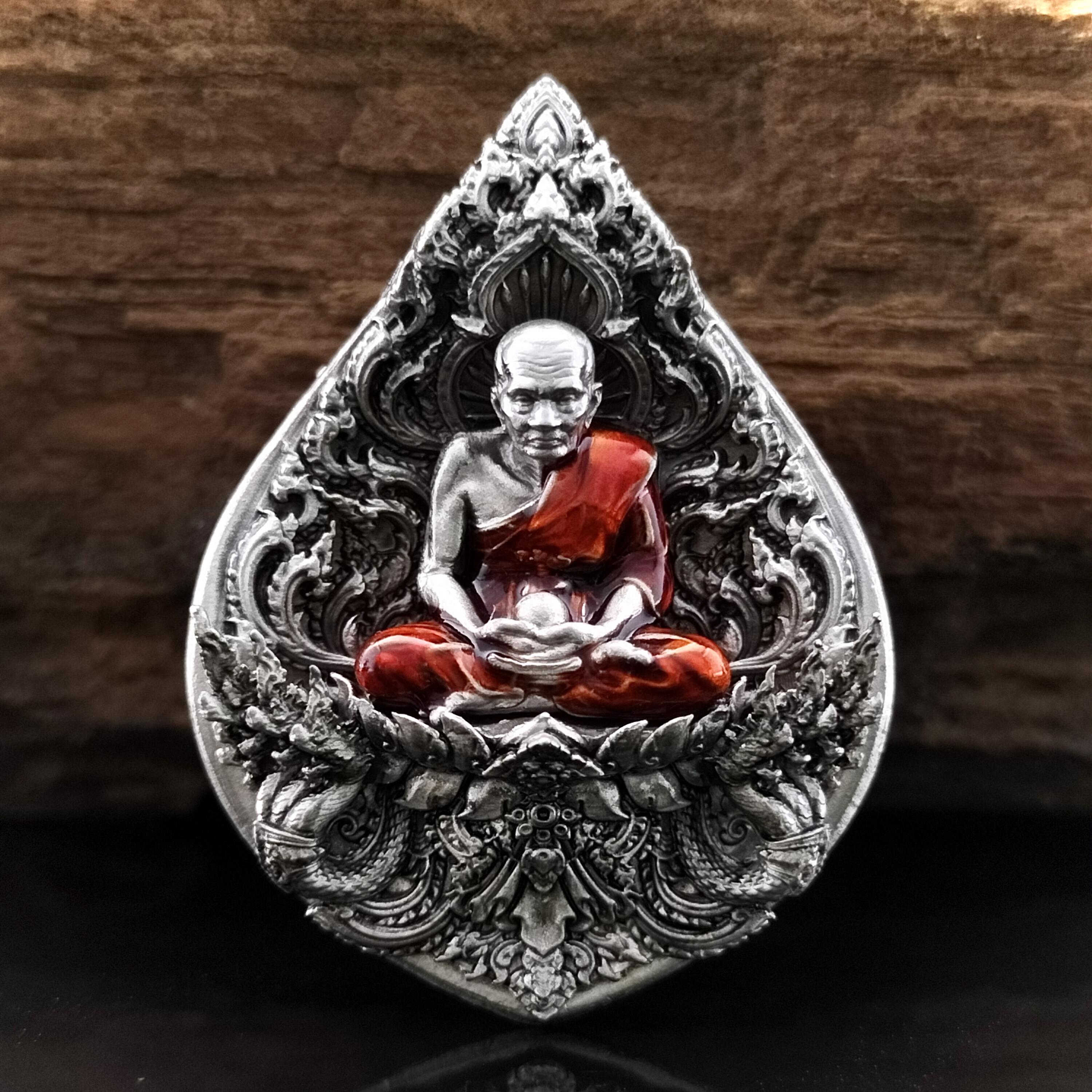 หลวงปู่ทวด รุ่น มหาบารมีศรีโพธิสัตว์ เนื้อบรอนซ์ชุบเงินซาติน องค์ลงยาจีวร