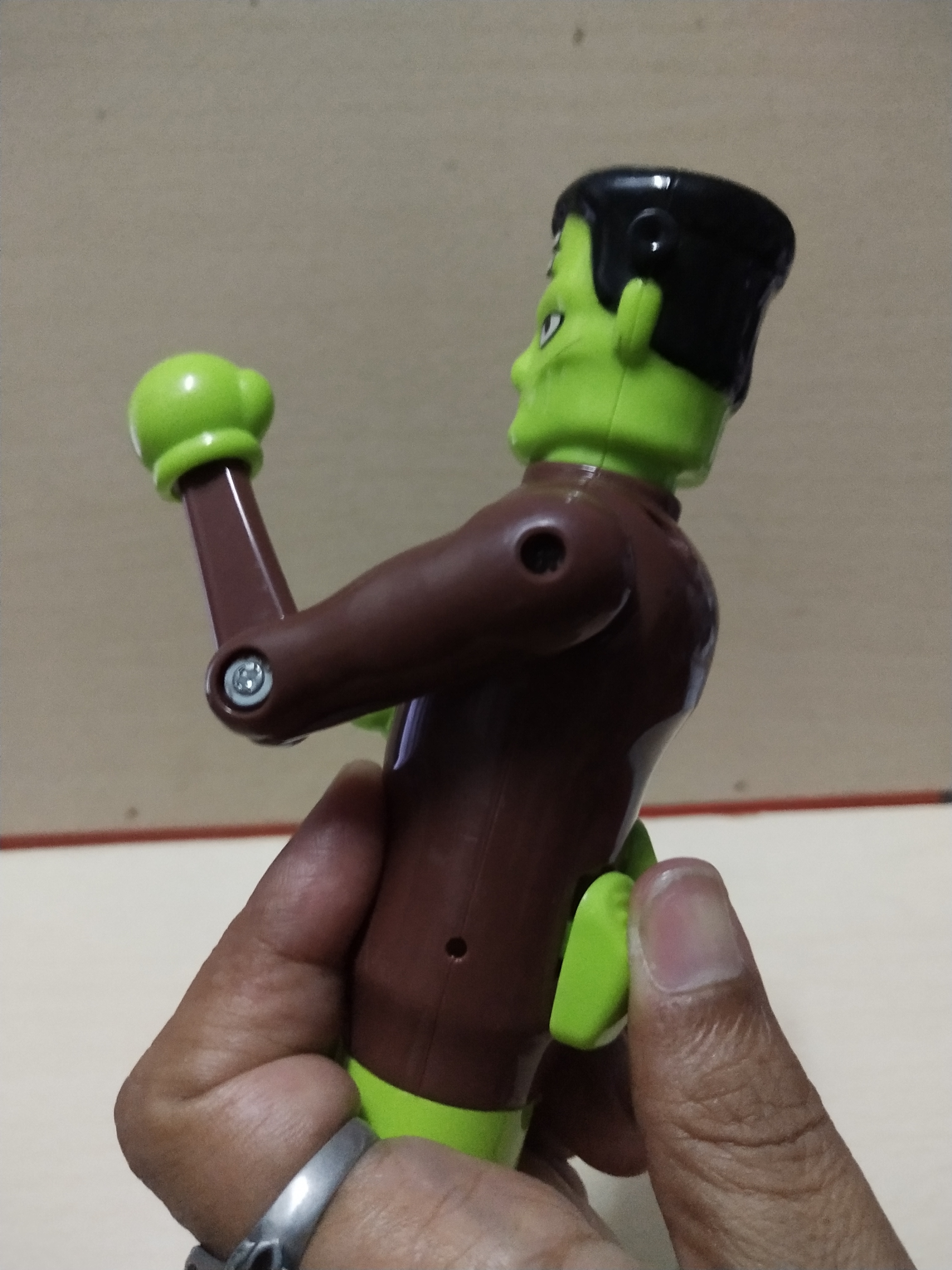 มีหลายภาพ ตุ๊กตาพลาสติก รูป Frankenstein ต่อยมวย กดที่ปุ่มด้านหลัง ด้านล่างมีรูไว้หลอดขนม ของมีตามภาพ