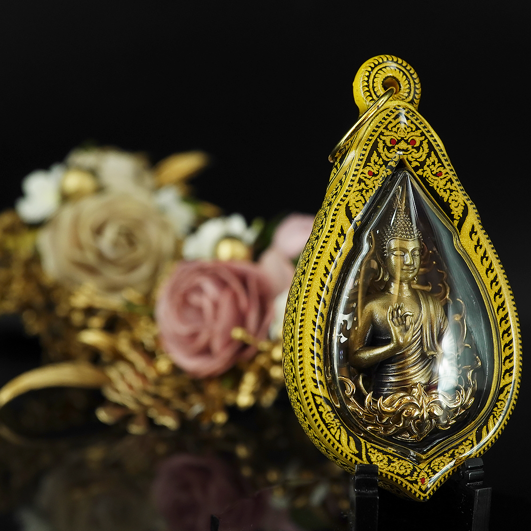 บริการเลี่ยมแบบมีลายขอบข้าง No.A สีทอง (แบบห้อยคอ ขนาดพระไม่เกิน 5 เซนติเมตร) ** ลูกค้าส่งงานมาเลี่ยมที่ร้าน ระยะเวลาเลี่ยมประมาณ 3-5 วัน ไม่รวมระยะเวลาจัดส่ง **