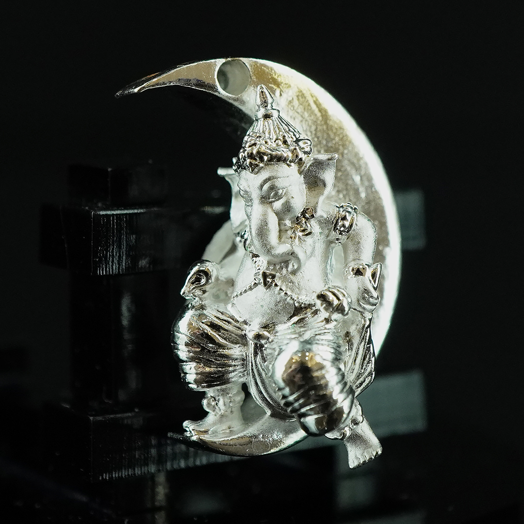 พระพิฆเนศน้อย ประทับจันทร์ รหัส 4 เนื้อสัมฤทธิ์ชุบเงินขัดเงา