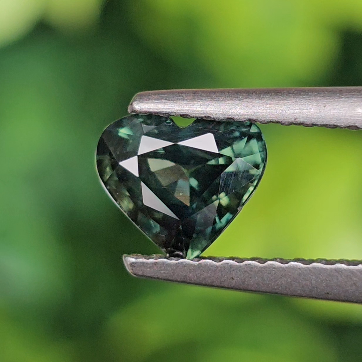 พลอย เขียวส่อง Green Sapphire 1.11 กะรัต (Cts.) พลอยแท้ อัญมณีมงคลประจําวันเกิด เครื่องประดับพลอย