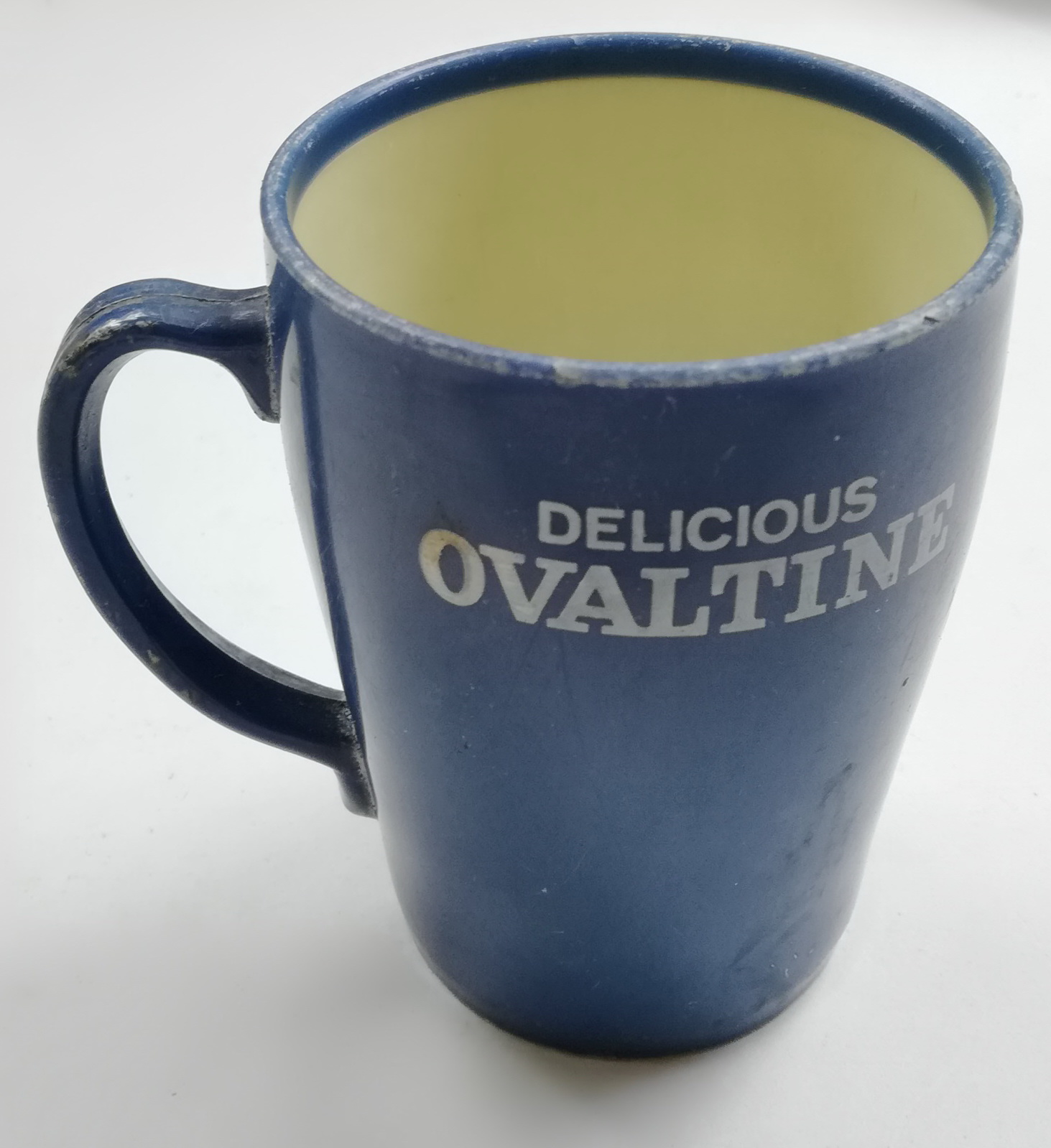 ของเก่าสะสม แก้วน้ำพลาสติกขนาดเล็กสีฟ้า ด้านในสีขาว ของสะสมจากOvaltine 'Delicious OVALTINE' เส้นผ่าศุนย์กลางประมาณปากแก้ว 2.7" เส้นผ่าศูนย์กลางก้นแก้ว 2.2" ความสูงประมาณ 3.8" **ของเก่ามีตำหนิ โปรดตรวจสอบทุกภาพ