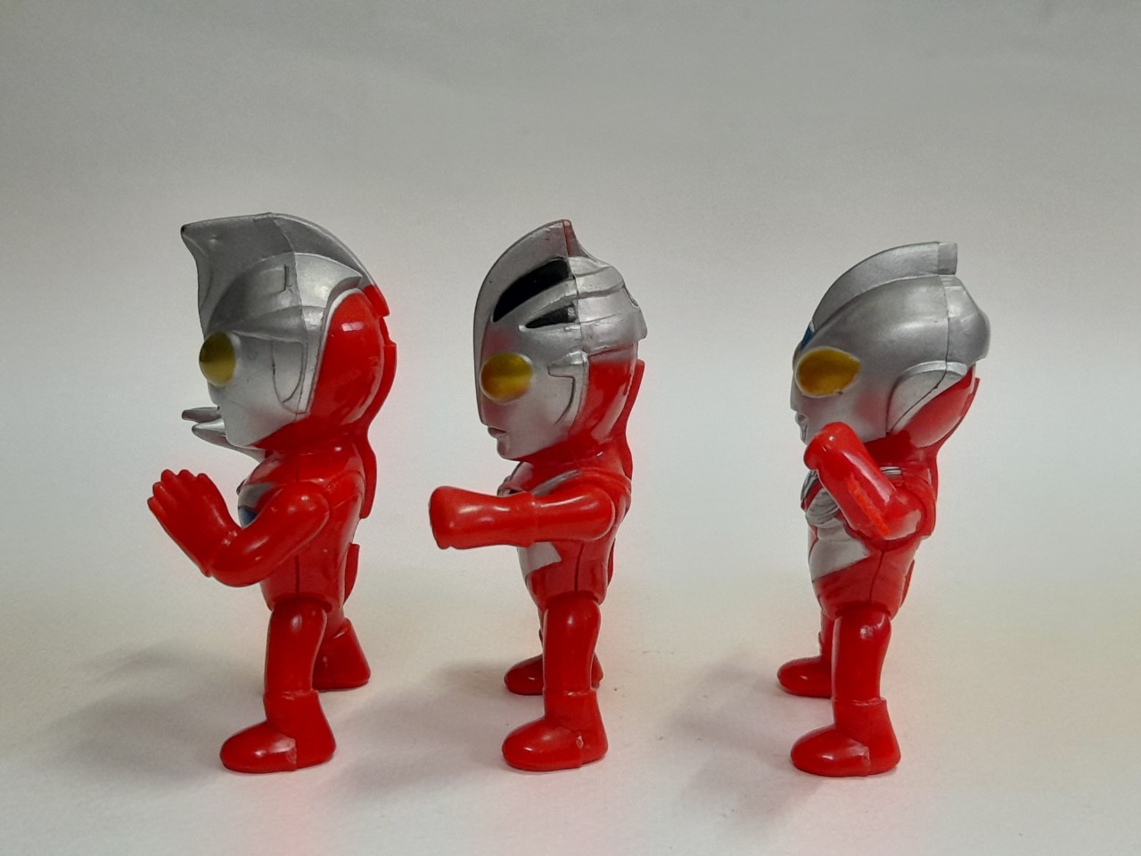 มีหลายภาพ,เซ็ทอุลตร้าแมน งานพลาสติก งานเก่าเรทโทร ไม่มีตัวปั๊ม ขนาดตามรูป มีอุลตร้าแมนคอสมอส,อุลตร้าแมนไกอา และอุลตร้าแมนทีก้า ค่อนข้างหายากงานเก่าสภาพดีมีรอย มีตำหนิบ้าง