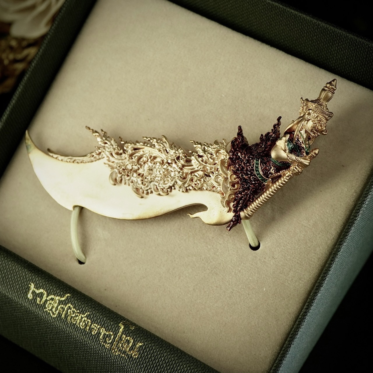 เครื่องรางมงคลศิลป์ “เวสศาสตราวุโณ” รหัส7.1 เนื้อบรอนซ์นอกชุบพิงค์โกลด์ลงยา ขนาดความยาว 9 เซนติเมตร