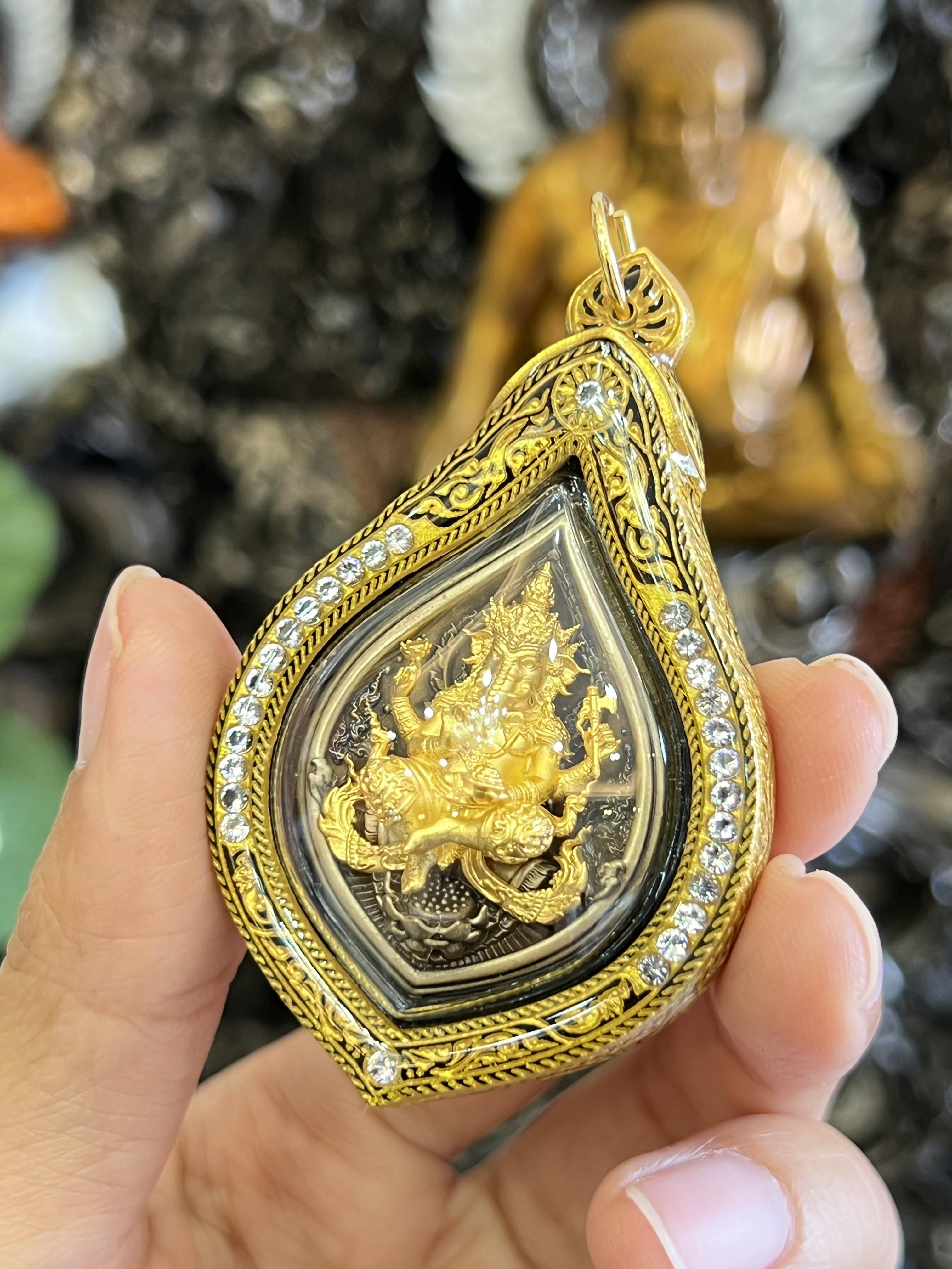 เหรียญพระพิฆเนศ รุ่น ปิติ สุขสำเร็จ เนื้อบรอนซ์ซาตินองค์ชุบทอง เลี่ยมอคริลิคลายขอบข้าง