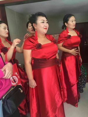 Pre-order ชุดราตรียาว ปิดไหล่ แต่งดอกกุหลาบ จับจีบสวย ผ้าซาติน ซิปหลัง มีไซส์ใหญ่