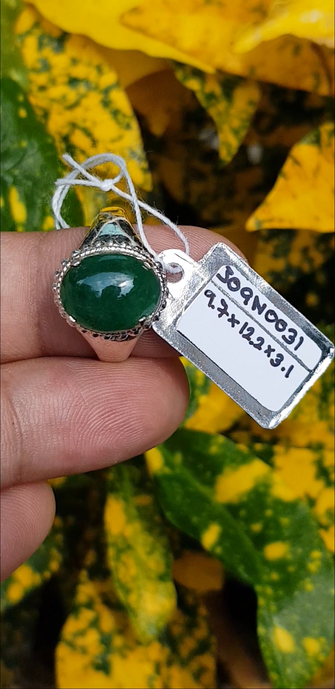 หยก พม่า แท้ Jade แหวนหยก 翡翠戒指 (Jadeite ring) 2.30 กะรัต (Cts.) (Size) 57 ดิบ ไม่ผ่านการปรับปรุง (Type A) พม่า (Myanmar)