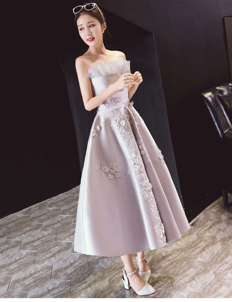 Pre-order ชุดราตรียาว เกาะอก ผ้าซาติน แต่งลูกไม้ แต่งตาข่ายที่อก จับจีบ เชือกผูกหลัง สีเทา