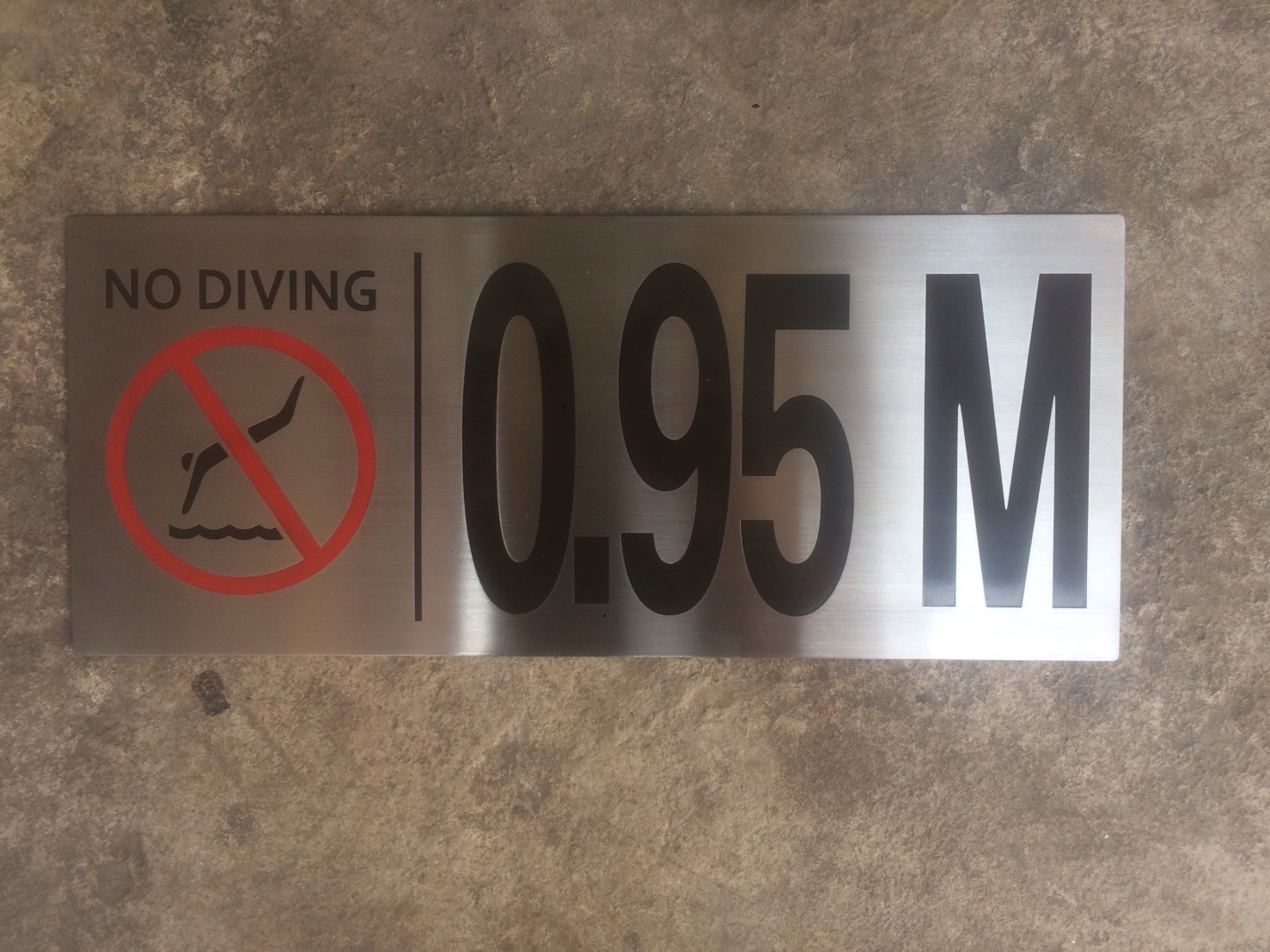 ป้ายแสตนเลสแฮร์ไลน์ กัดกรด - ความลึกสระน้ำ