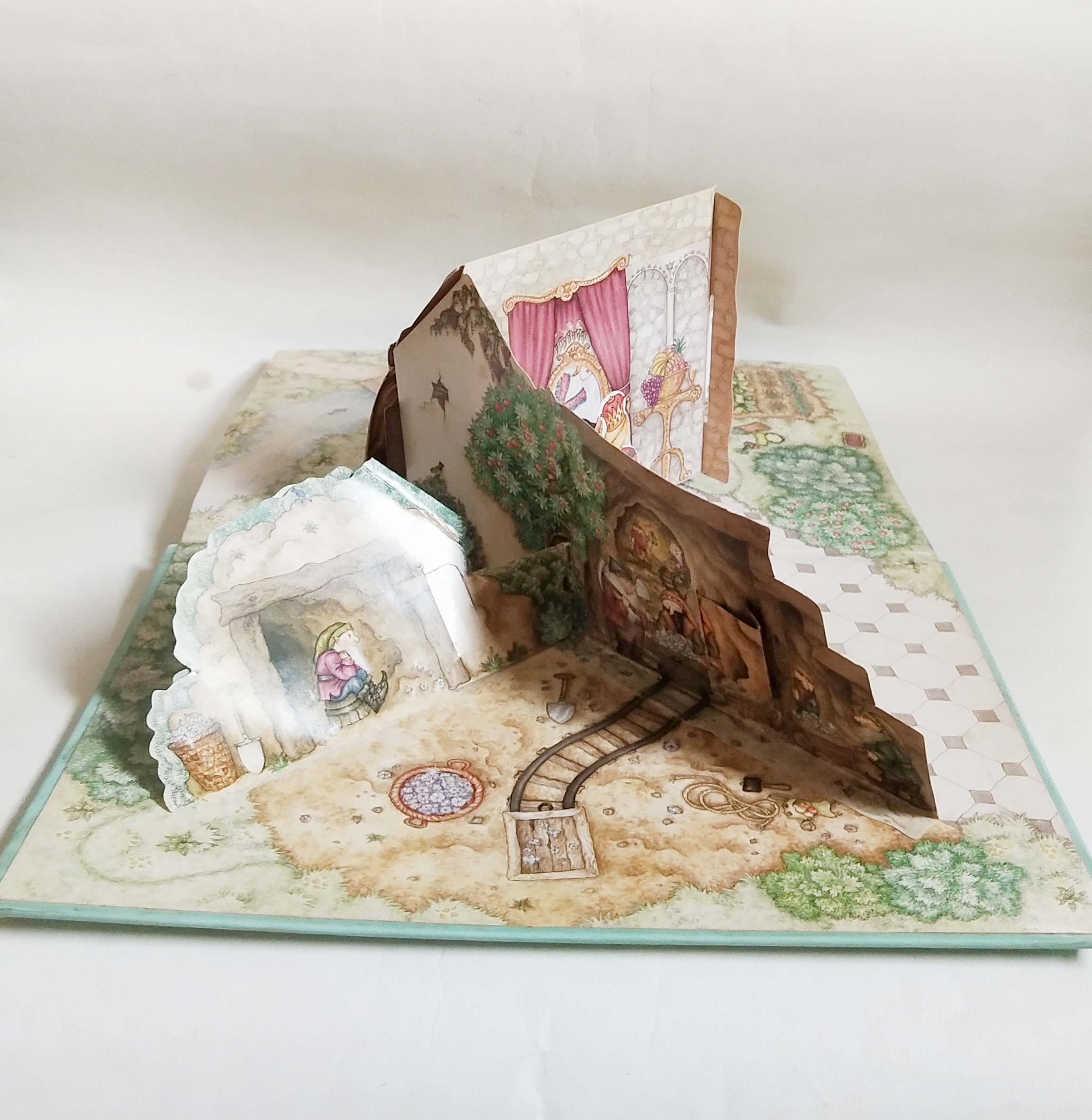 หนังสือนิทานดิสนีย์เก่า ป๊อปอัพ ไม่มีตัวอักษร **มีตำหนิตามภาพ Pop up book with Four Miniture Story Book : Beauty and the Beast and othrer Fantastic Fairy Tales