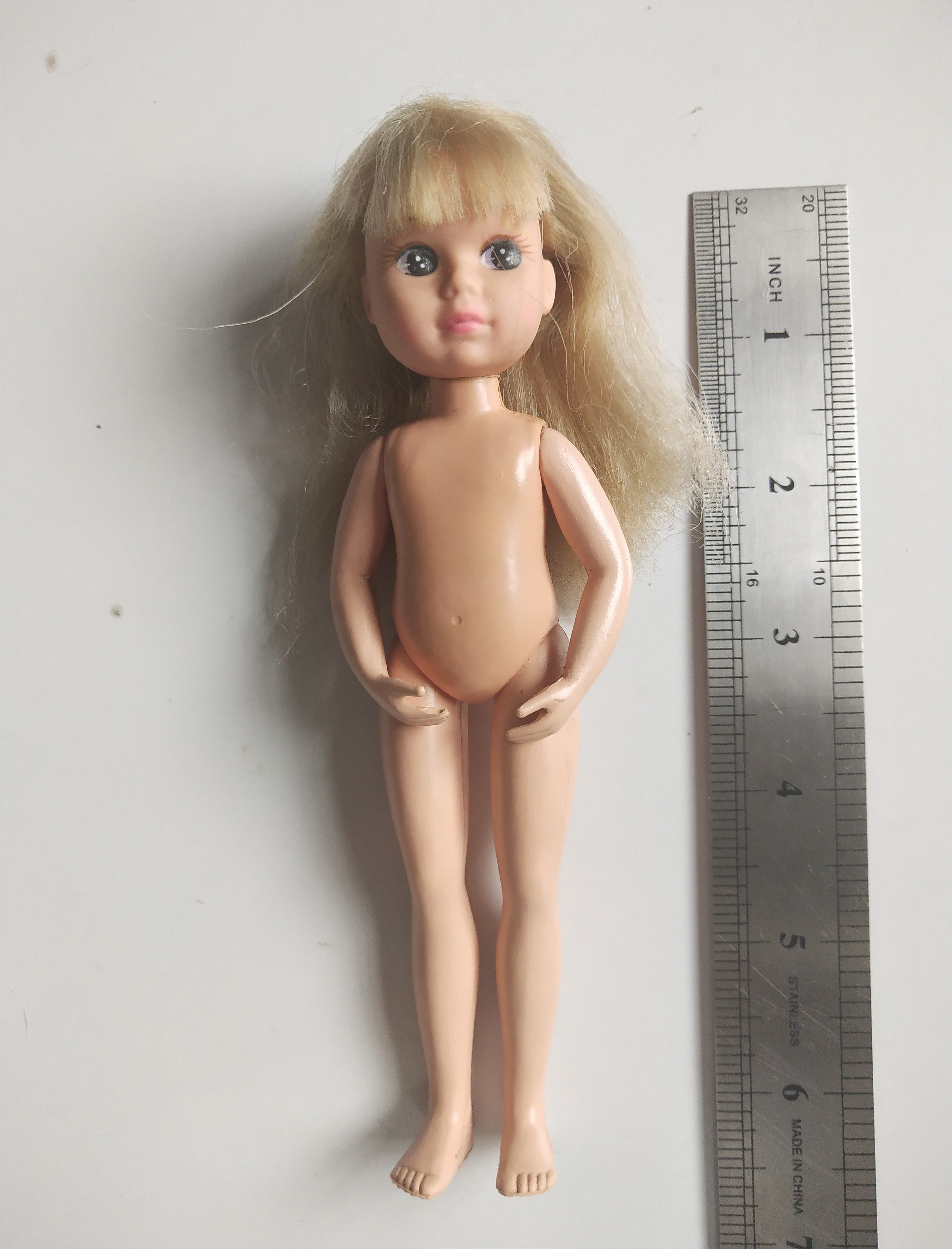 มีหลายภาพ **ผมหายบางส่วน ตุ๊กตาเด็ก มีตำหนิตามภาพ มือทำท่าอุ้ม ขากางได้มาก แบรนด์ CREATA