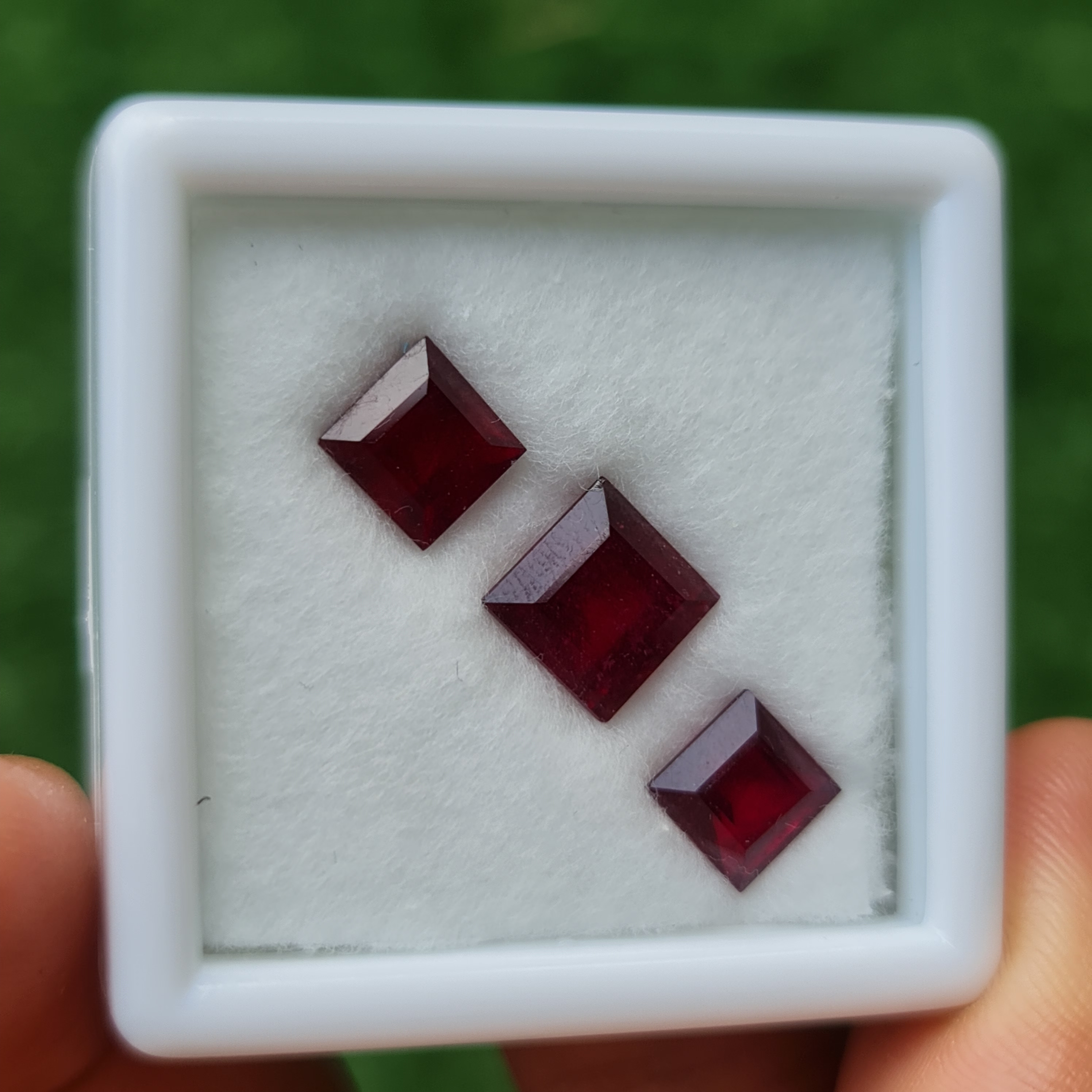 พลอย ทับทิม Ruby sapphire 3 เม็ด 7.40 กะรัต (Cts.) พลอยแท้ อัญมณีมงคลประจําวันเกิด เครื่องประดับพลอย