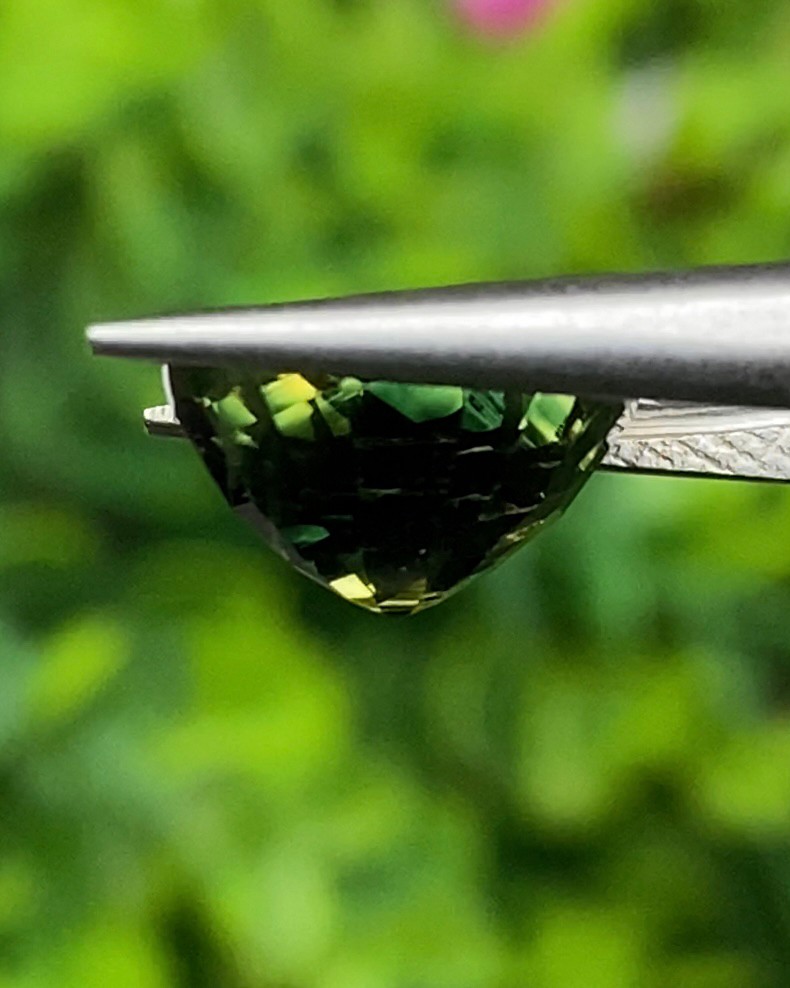 พลอย แซฟไฟร์ 2 สี Bi-Color Sapphire 5.59 กะรัต (Cts.) พร้อมใบเซอร์ พลอยแท้ อัญมณีมงคลประจําวันเกิด เครื่องประดับพลอย