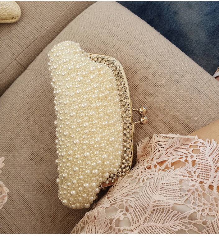 Evening Clutch กระเป๋าออกงาน แต่งมุกทั้งใบ คาดเพชรสวยหรู มาพร้อมกับสายโซ่สะพาย